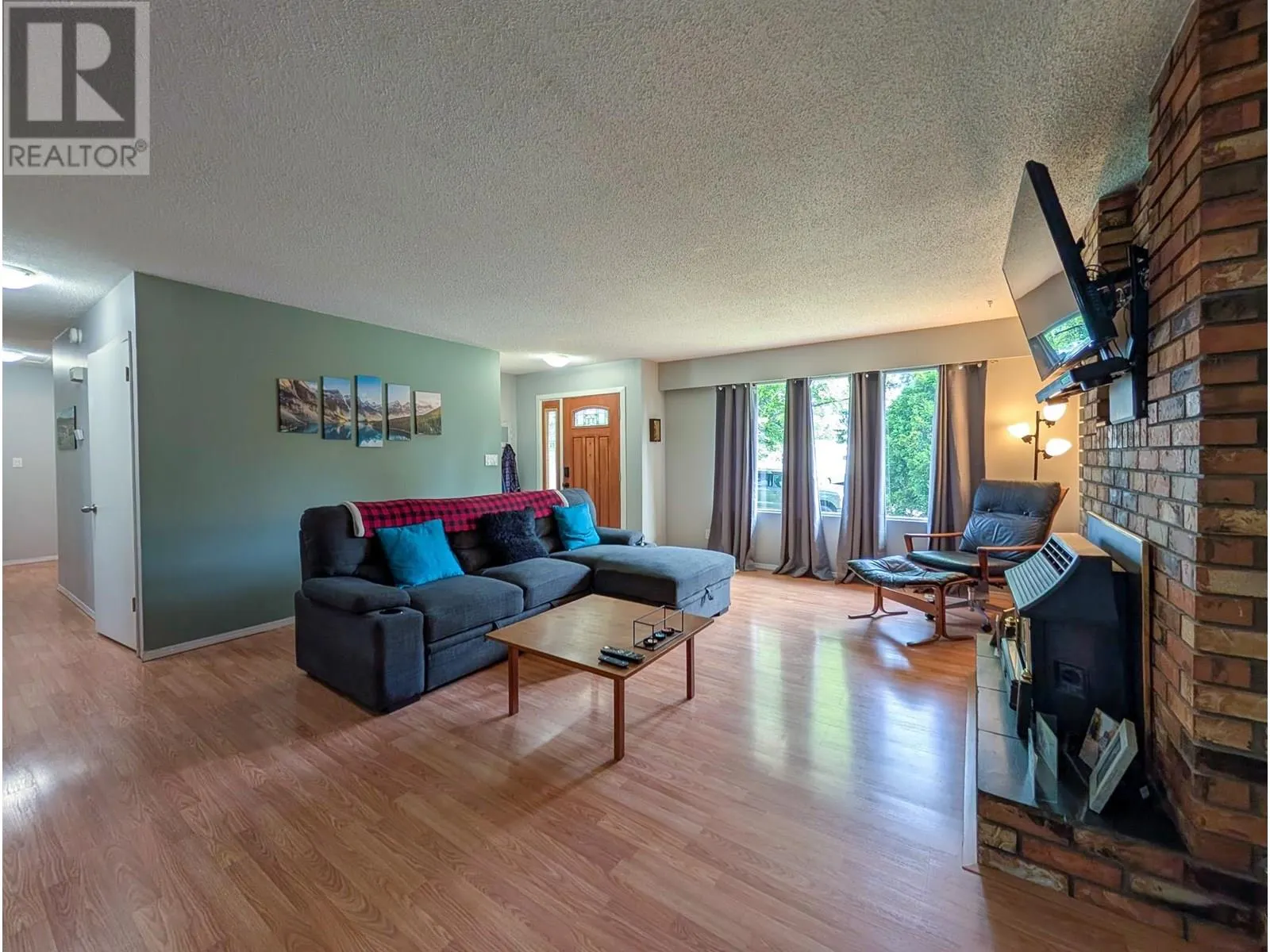 1033 NELSON CRESCENT