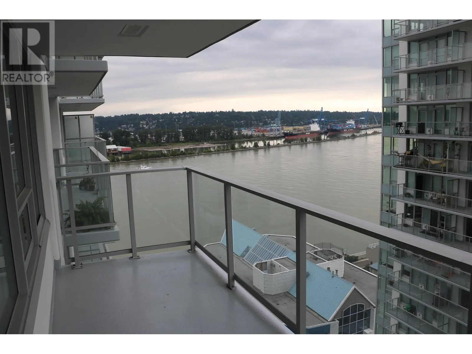 1808 908 QUAYSIDE DRIVE