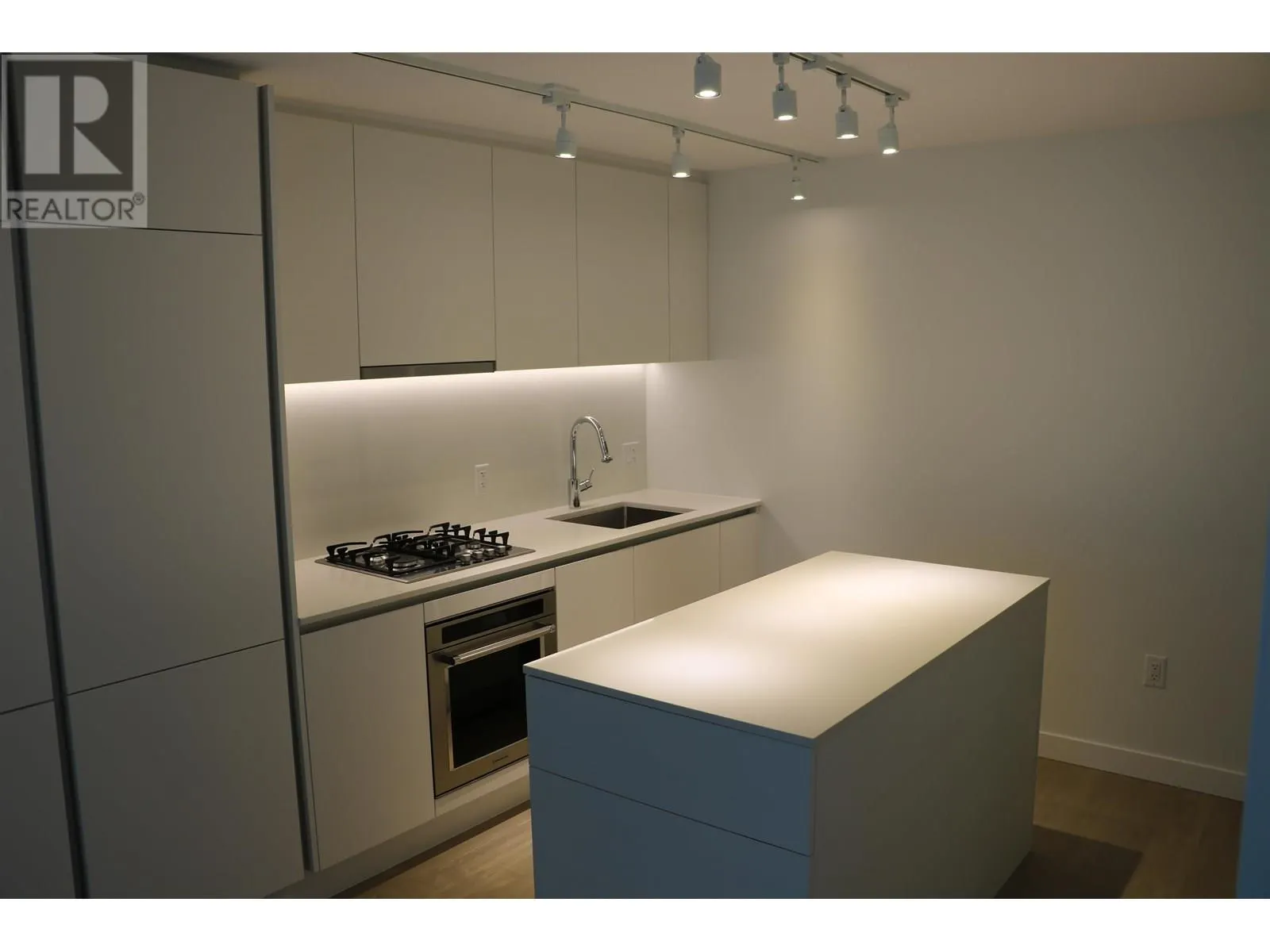 1808 908 QUAYSIDE DRIVE