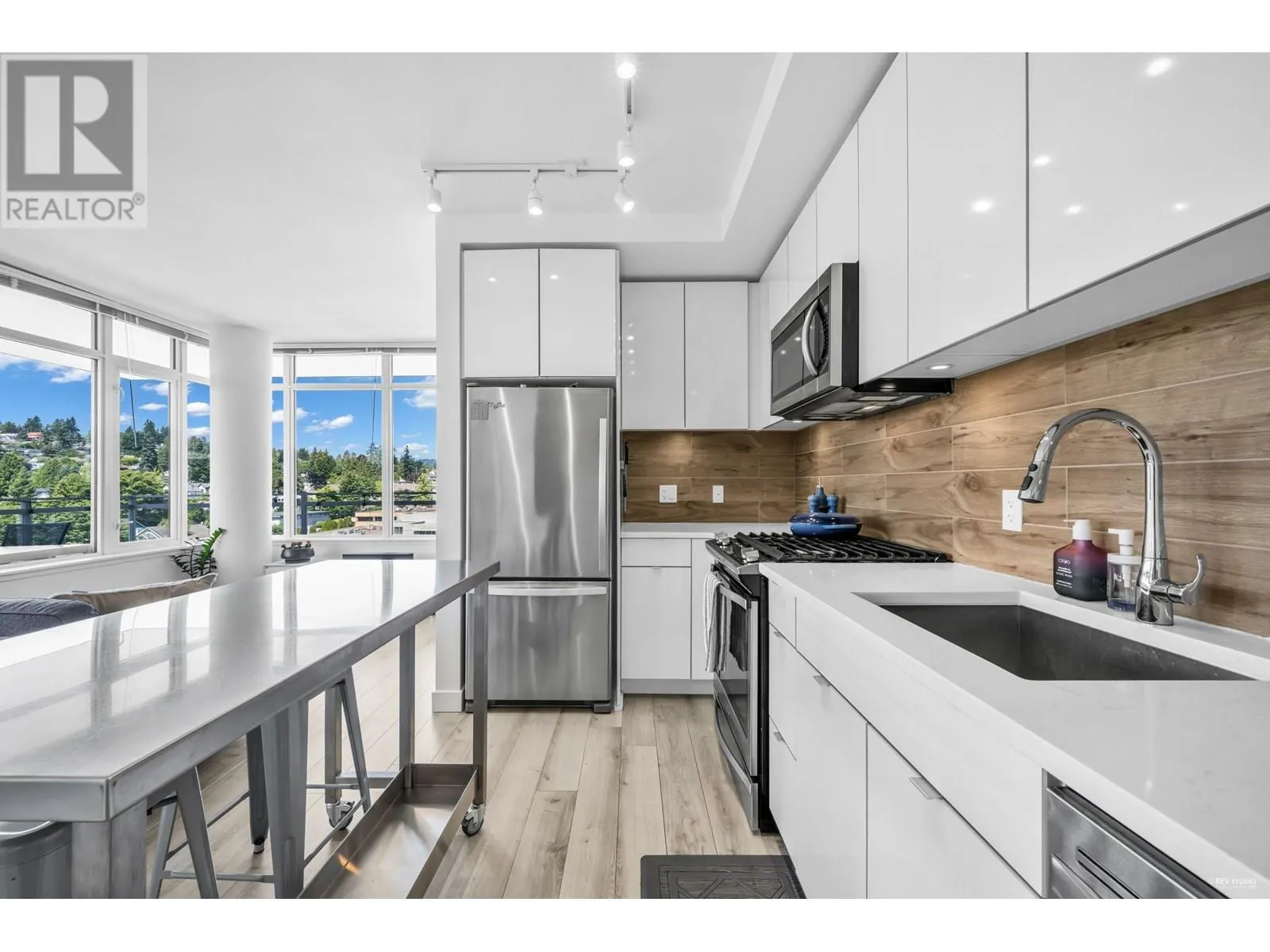 1203 200 NELSON'S CRESCENT