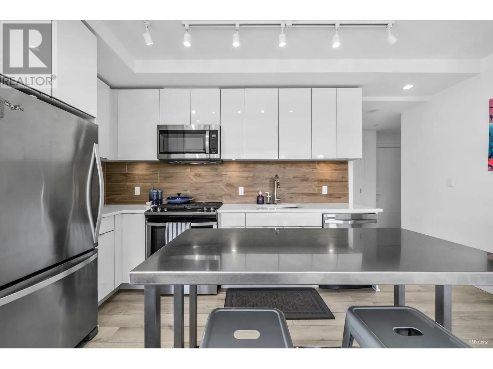 1203 200 NELSON'S CRESCENT