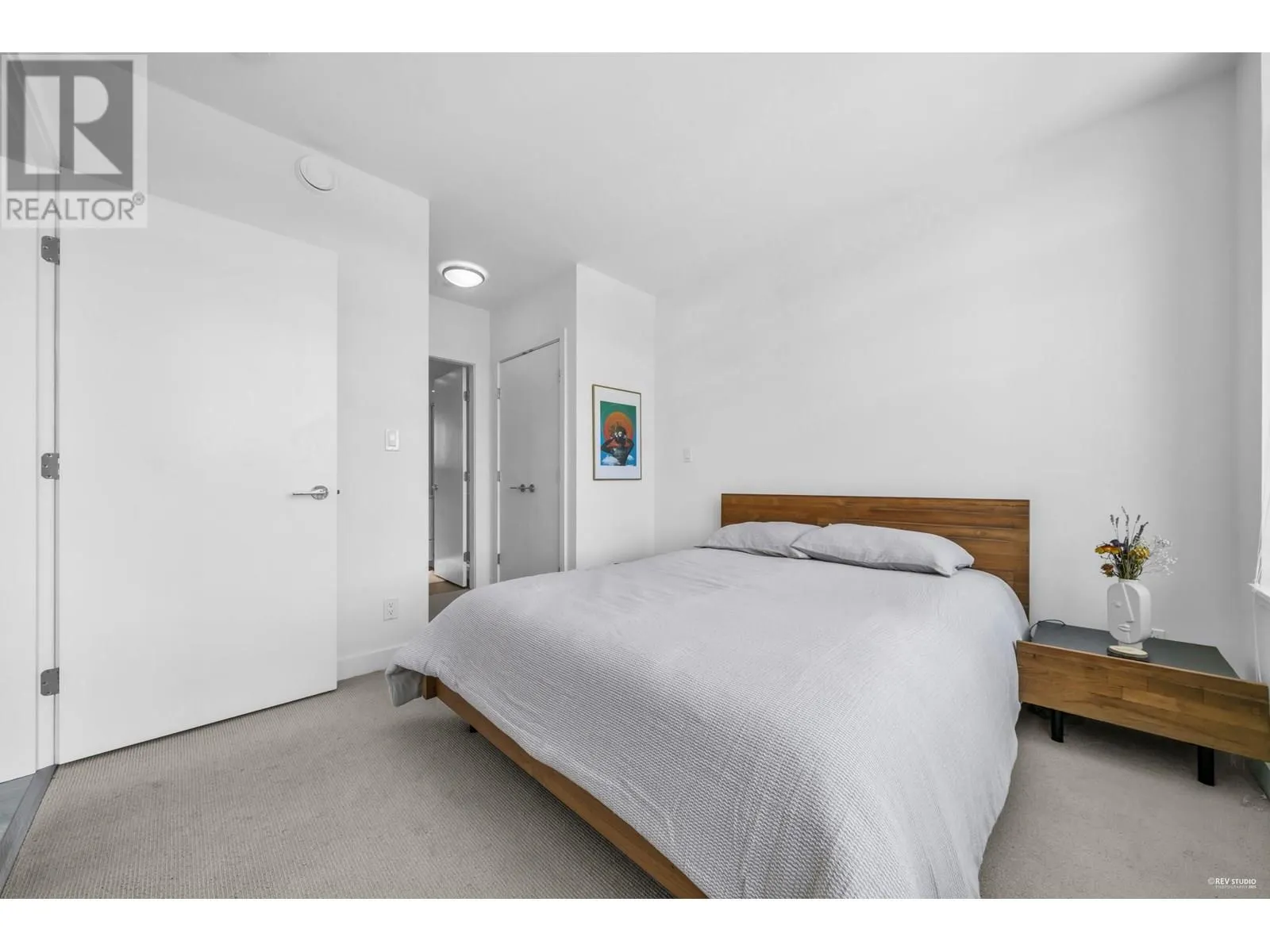 1203 200 NELSON'S CRESCENT