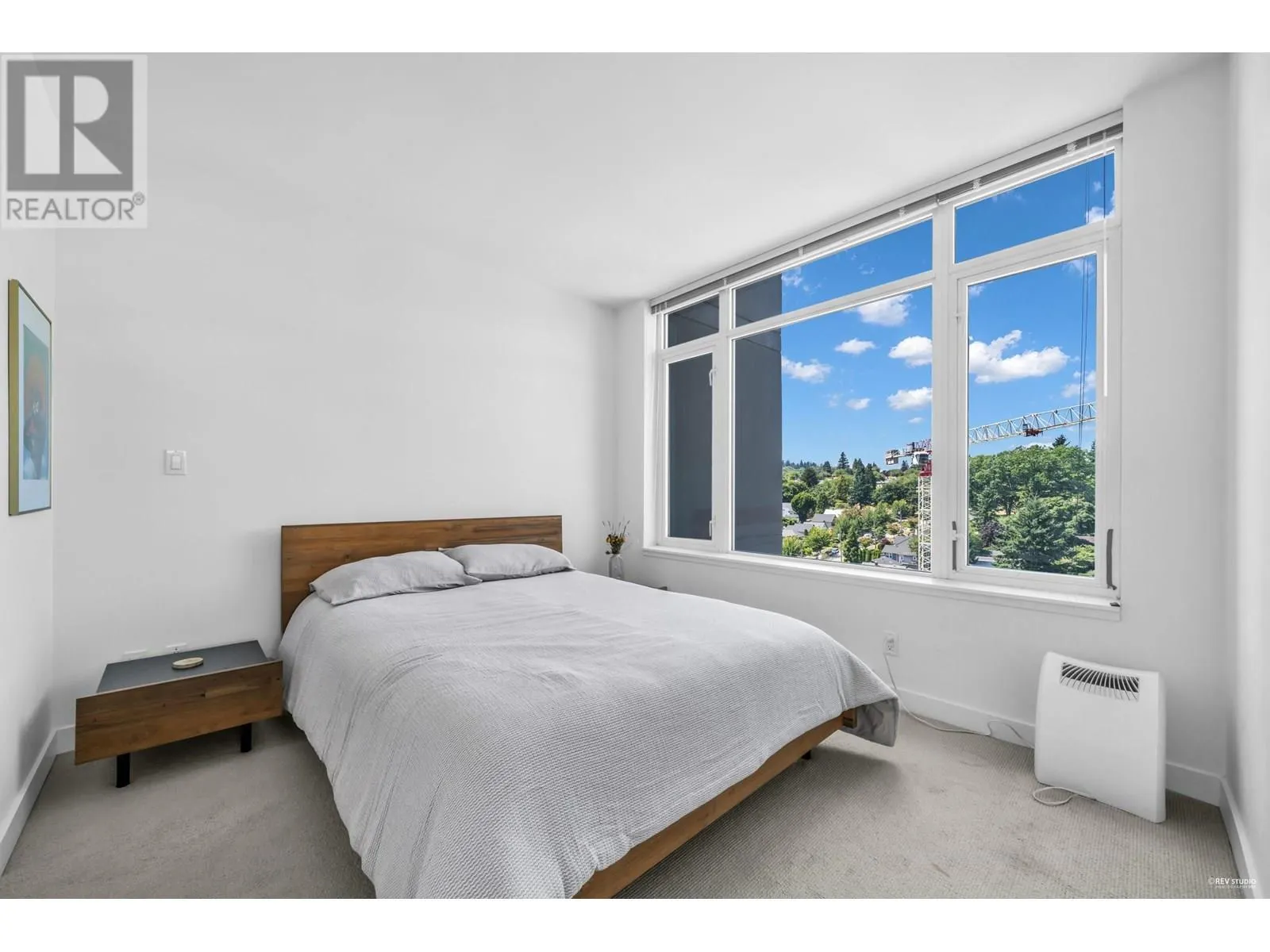1203 200 NELSON'S CRESCENT