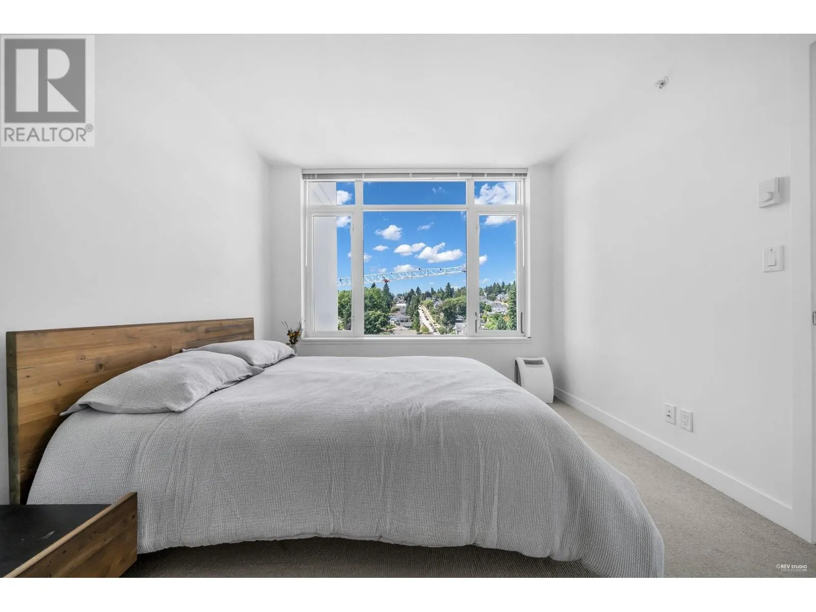 1203 200 NELSON'S CRESCENT