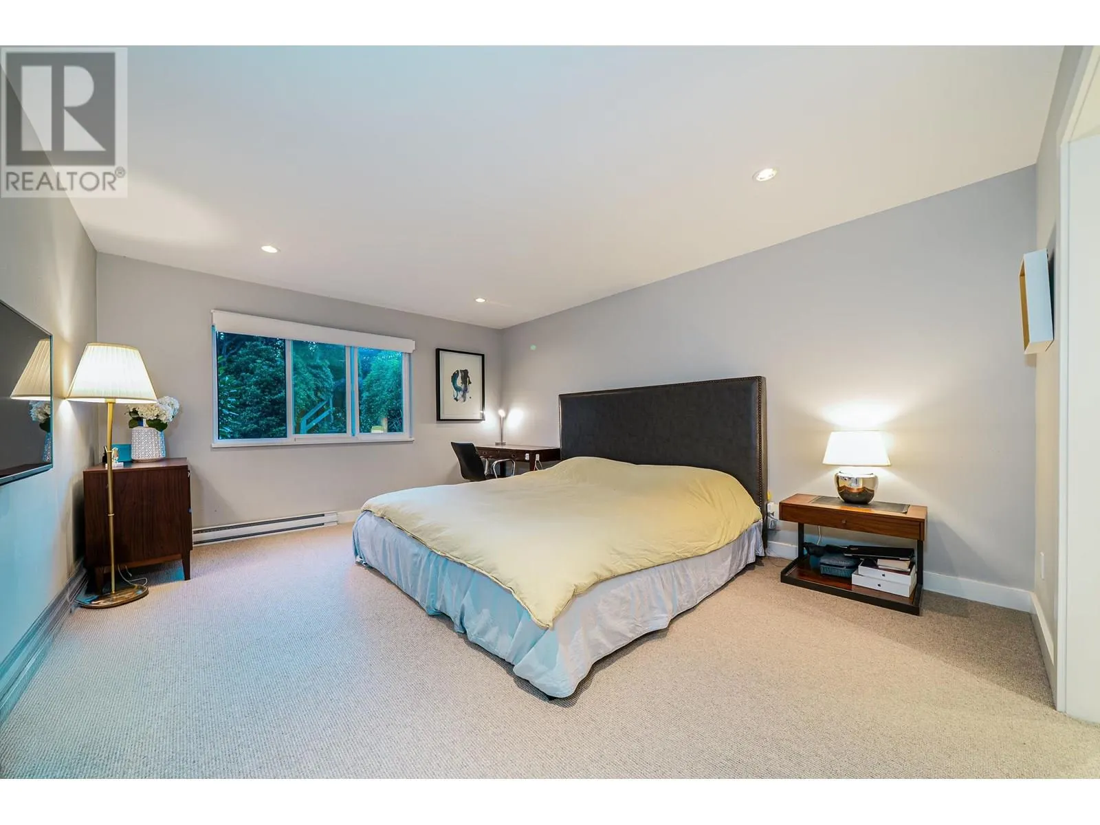 18 2214 FOLKESTONE WAY
