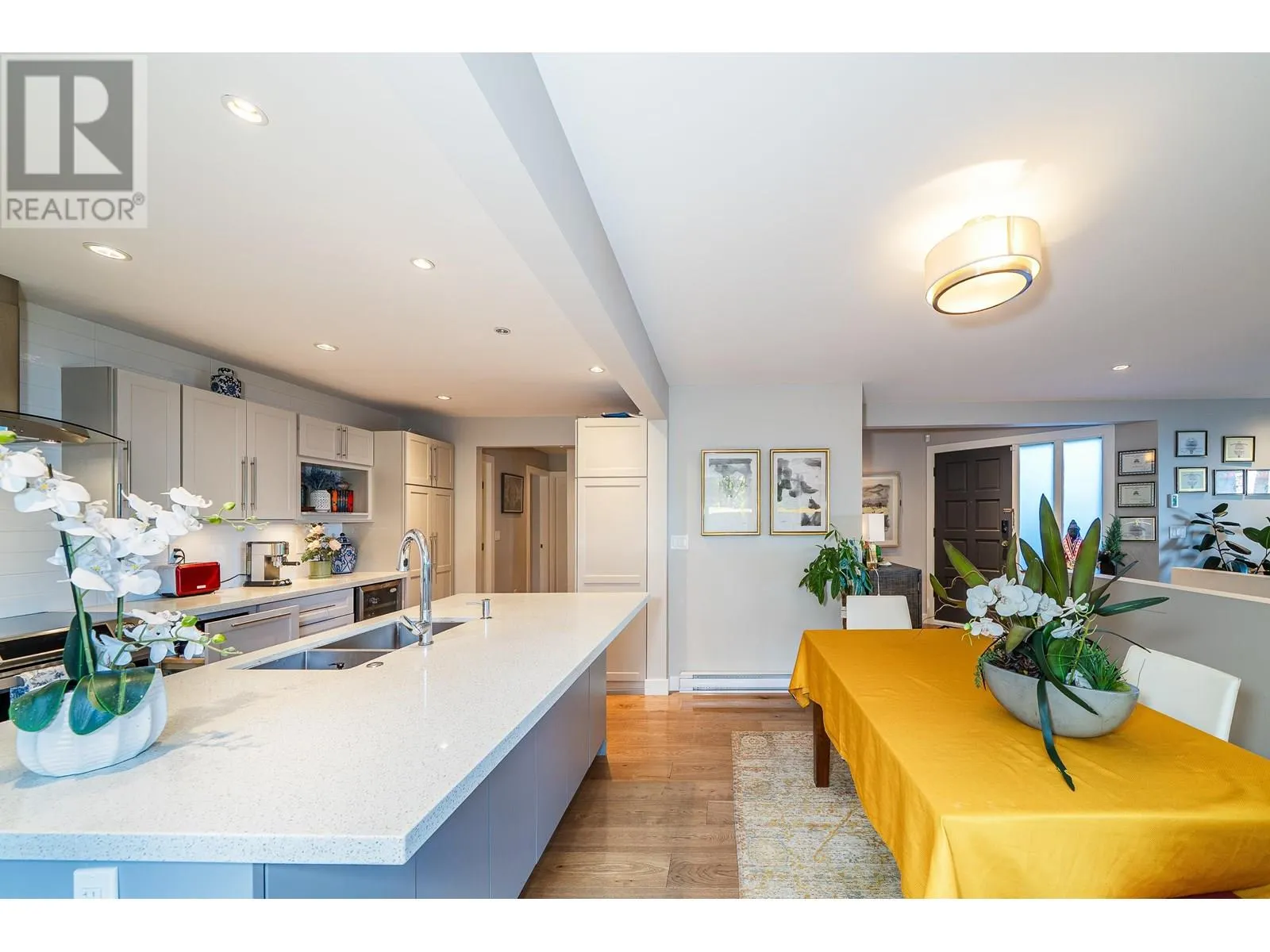 18 2214 FOLKESTONE WAY