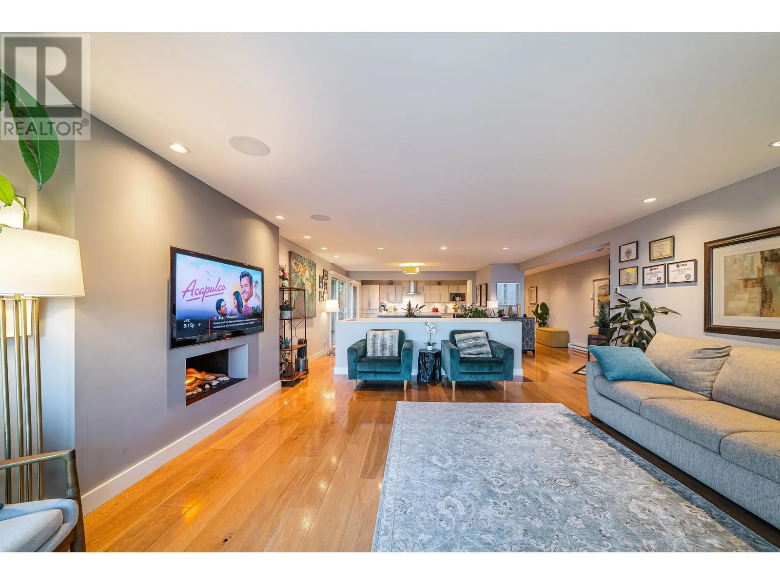 18 2214 FOLKESTONE WAY
