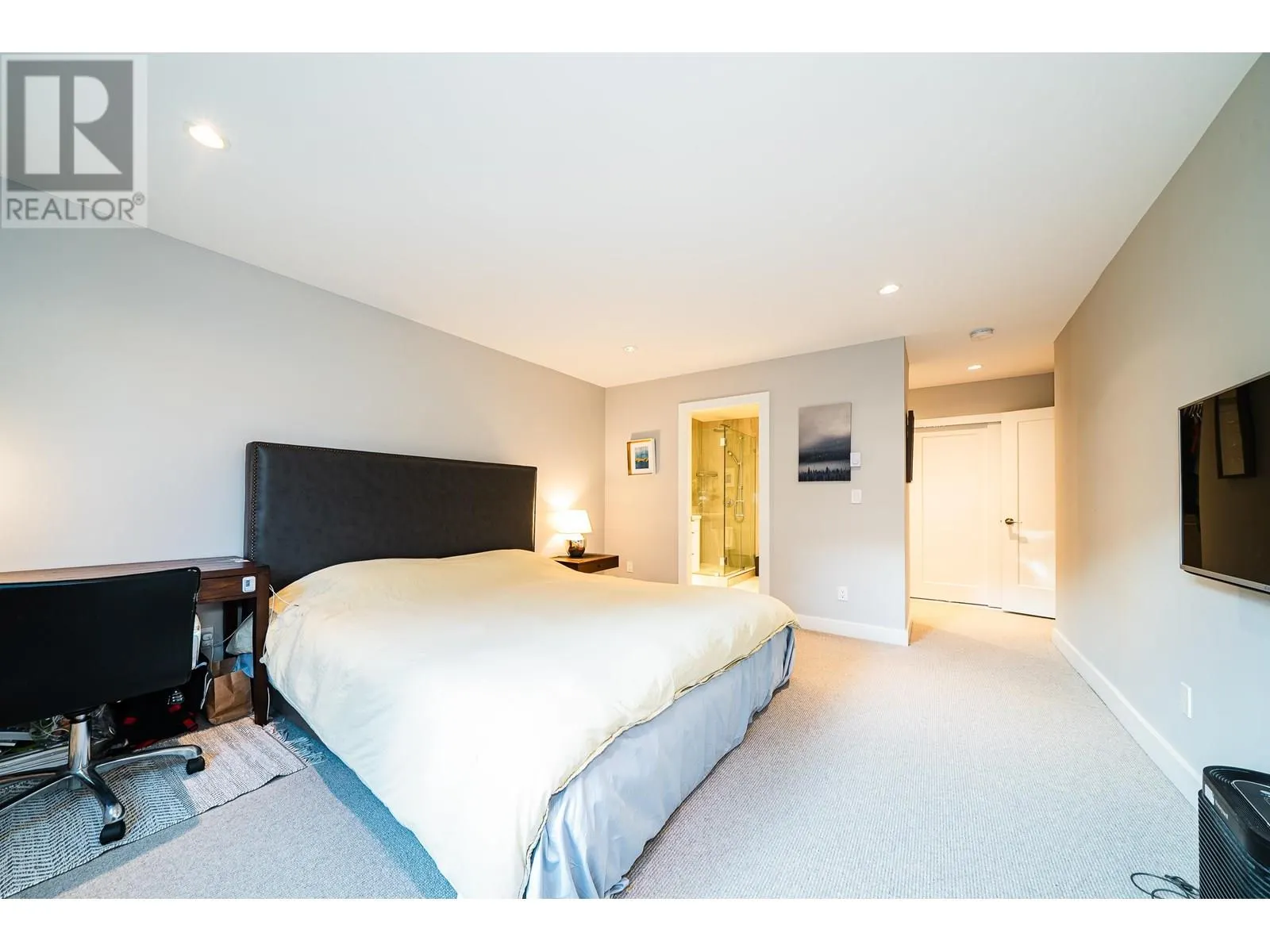 18 2214 FOLKESTONE WAY