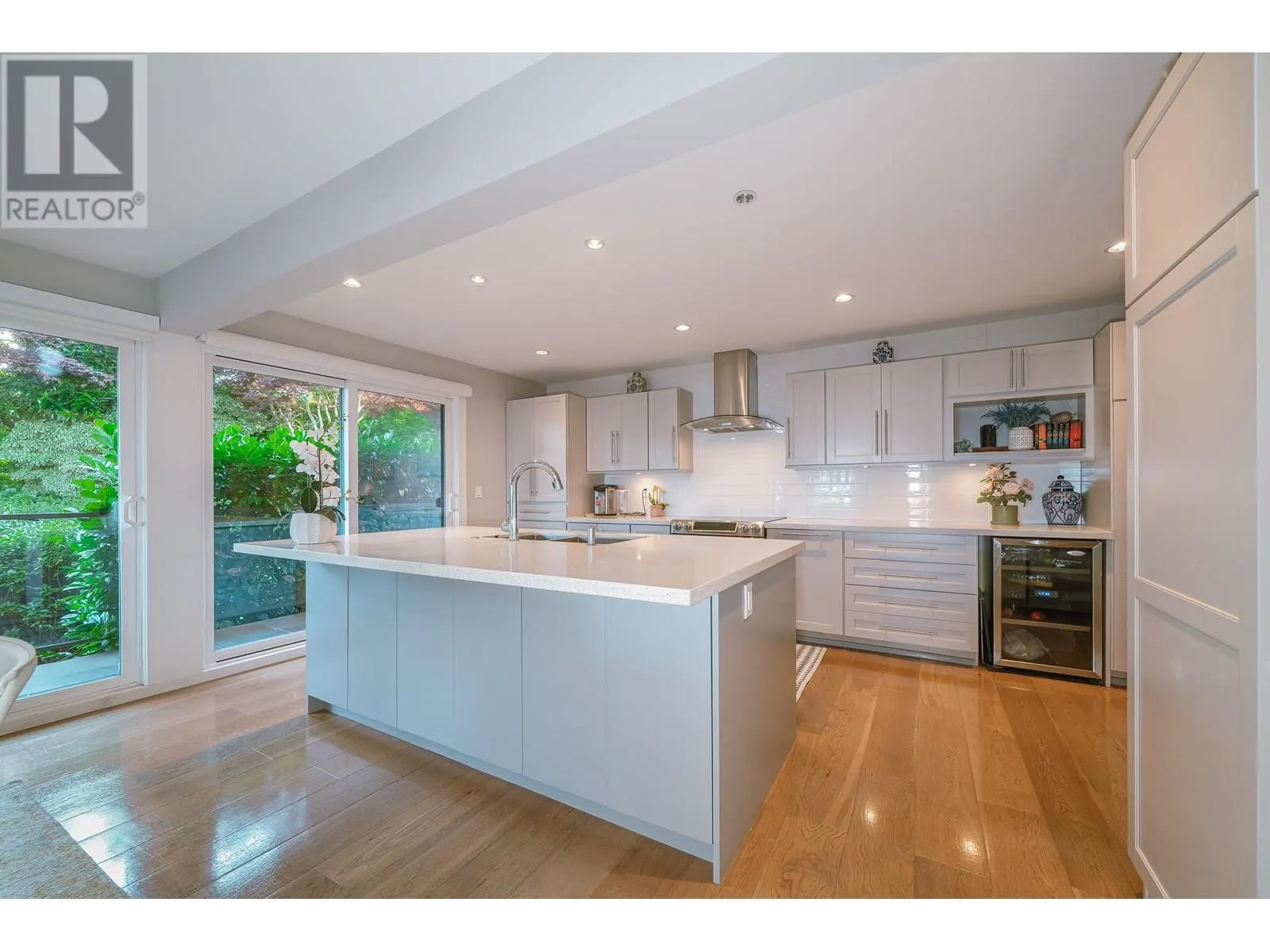 18 2214 FOLKESTONE WAY