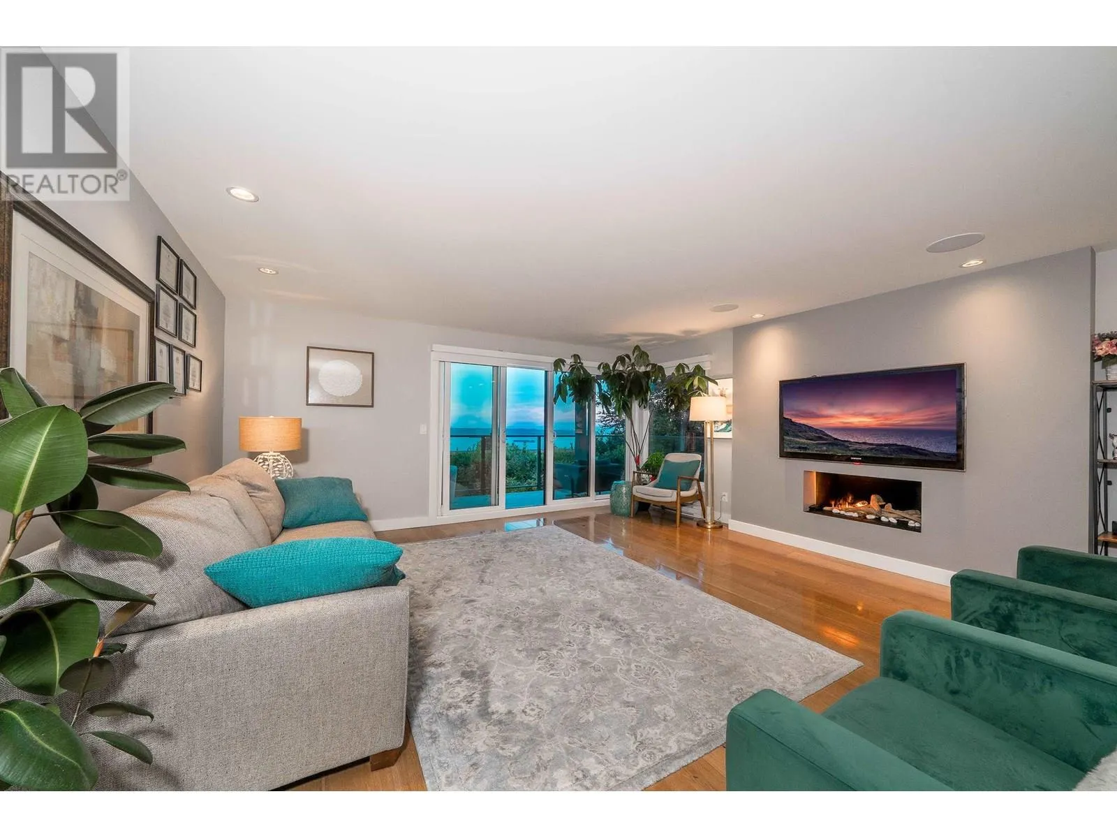 18 2214 FOLKESTONE WAY