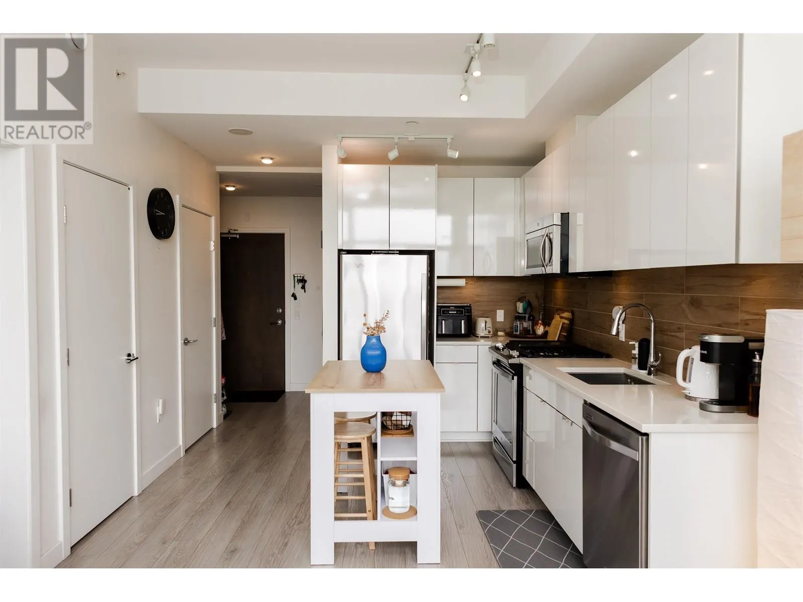 208 200 NELSON'S CRESCENT