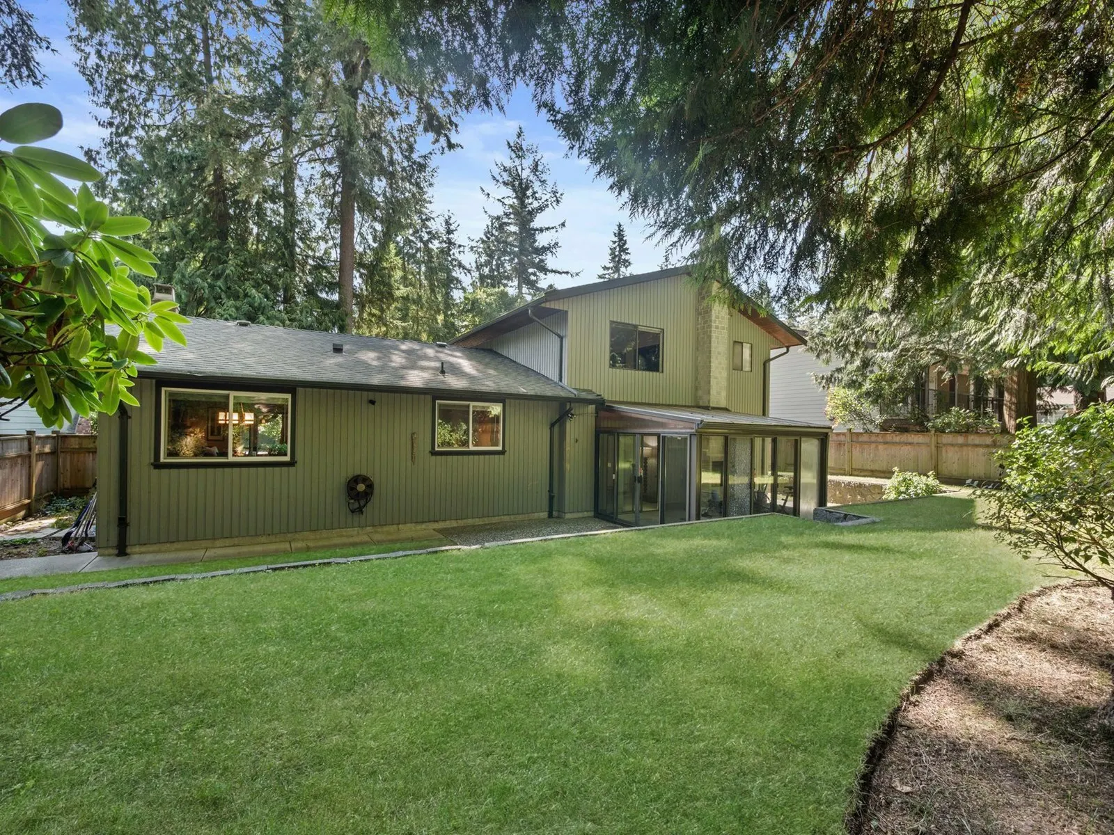 6823 SUSSEX CRESCENT