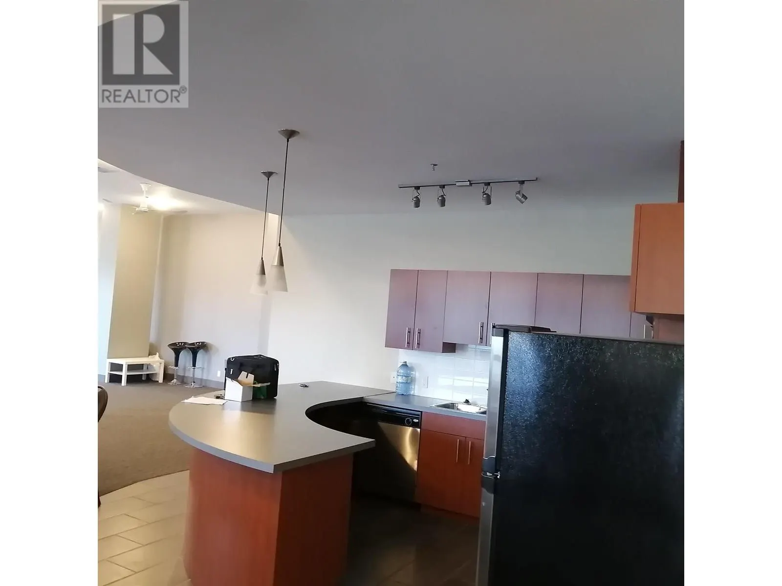 708 814 ROYAL AVENUE