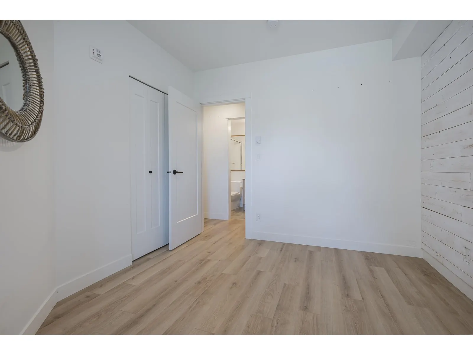 315 2493 MONTROSE AVENUE