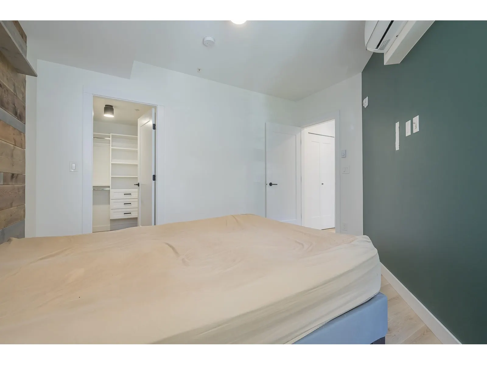 315 2493 MONTROSE AVENUE