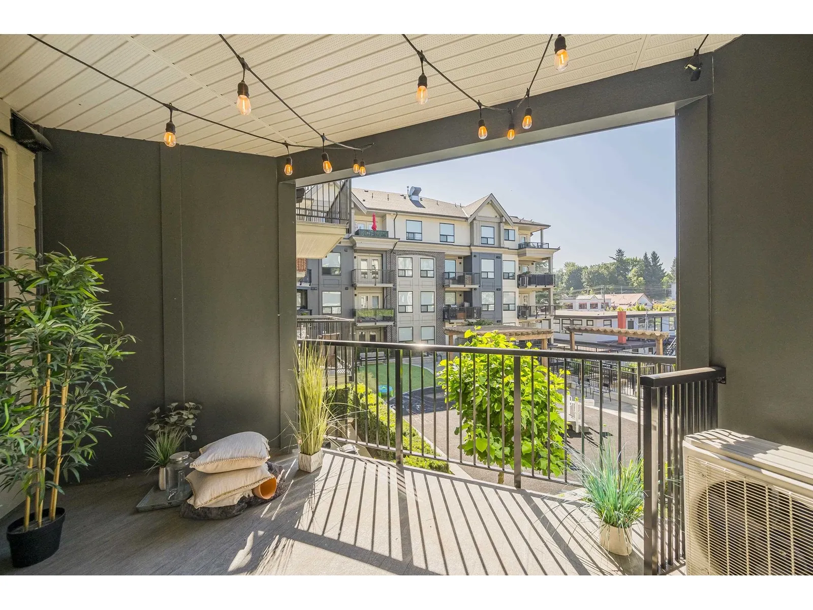315 2493 MONTROSE AVENUE