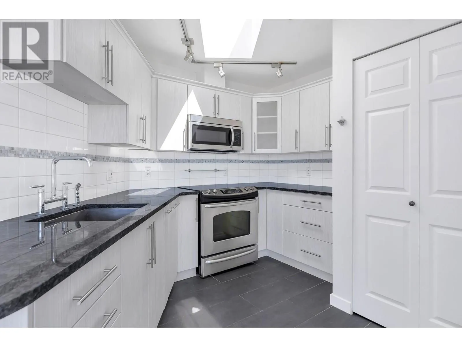 404 245 ST. DAVIDS AVENUE
