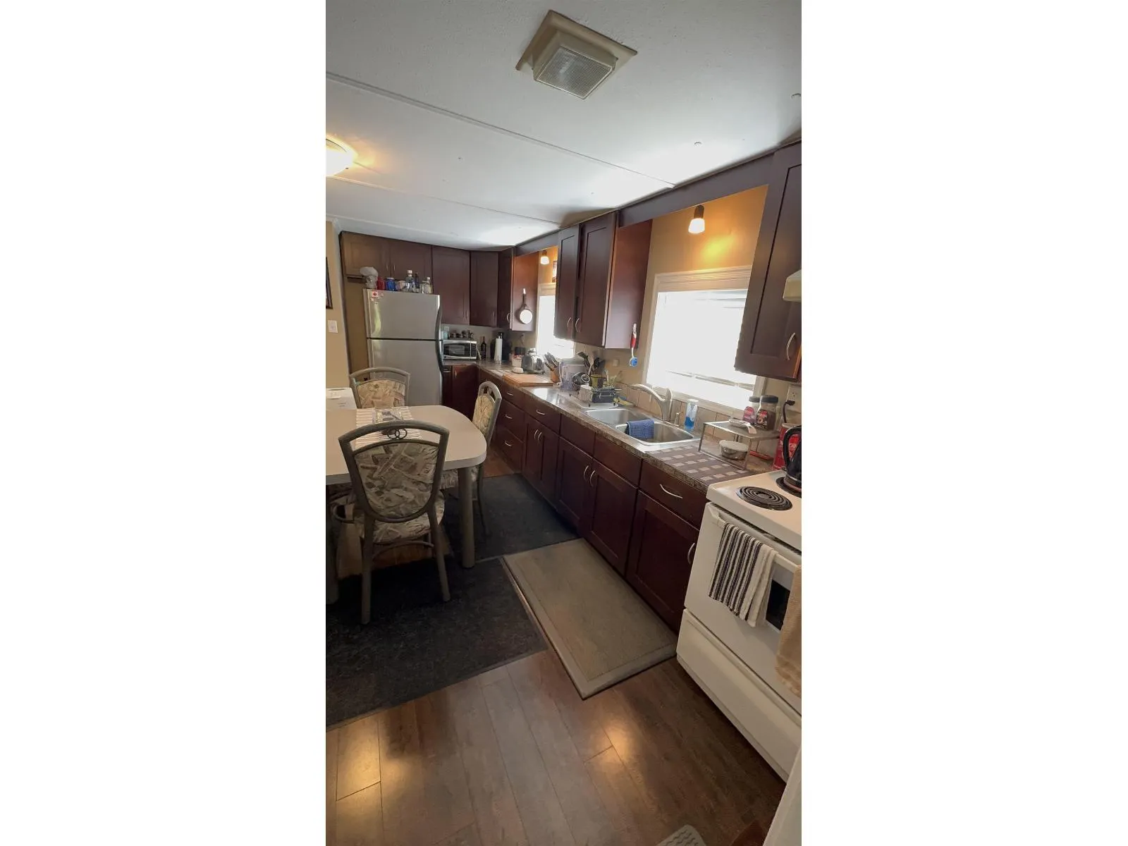 2104 OAKRIDGE CRESCENT