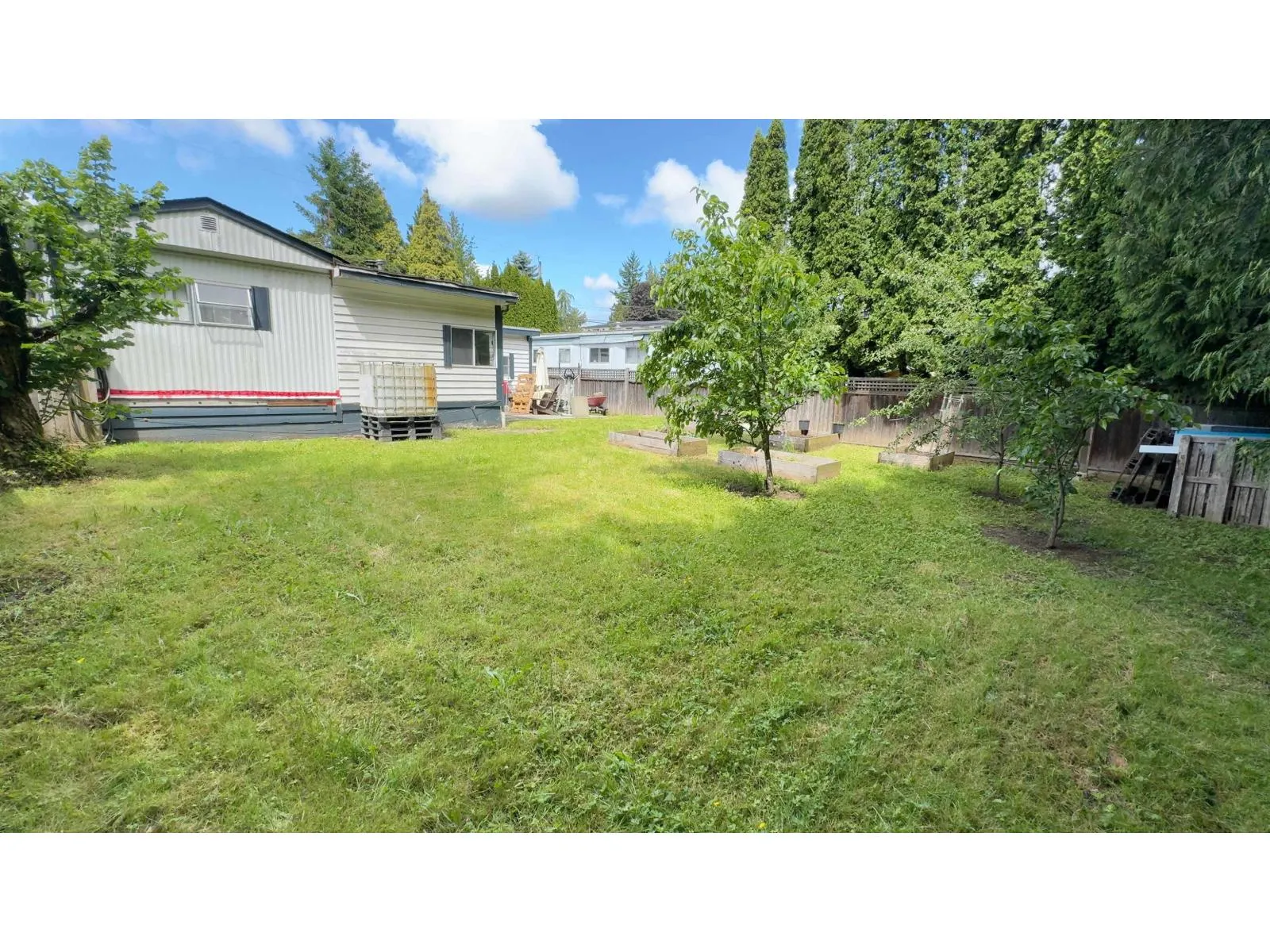 2104 OAKRIDGE CRESCENT