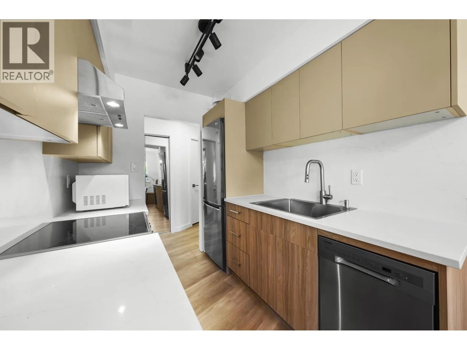 605 1930 MARINE DRIVE