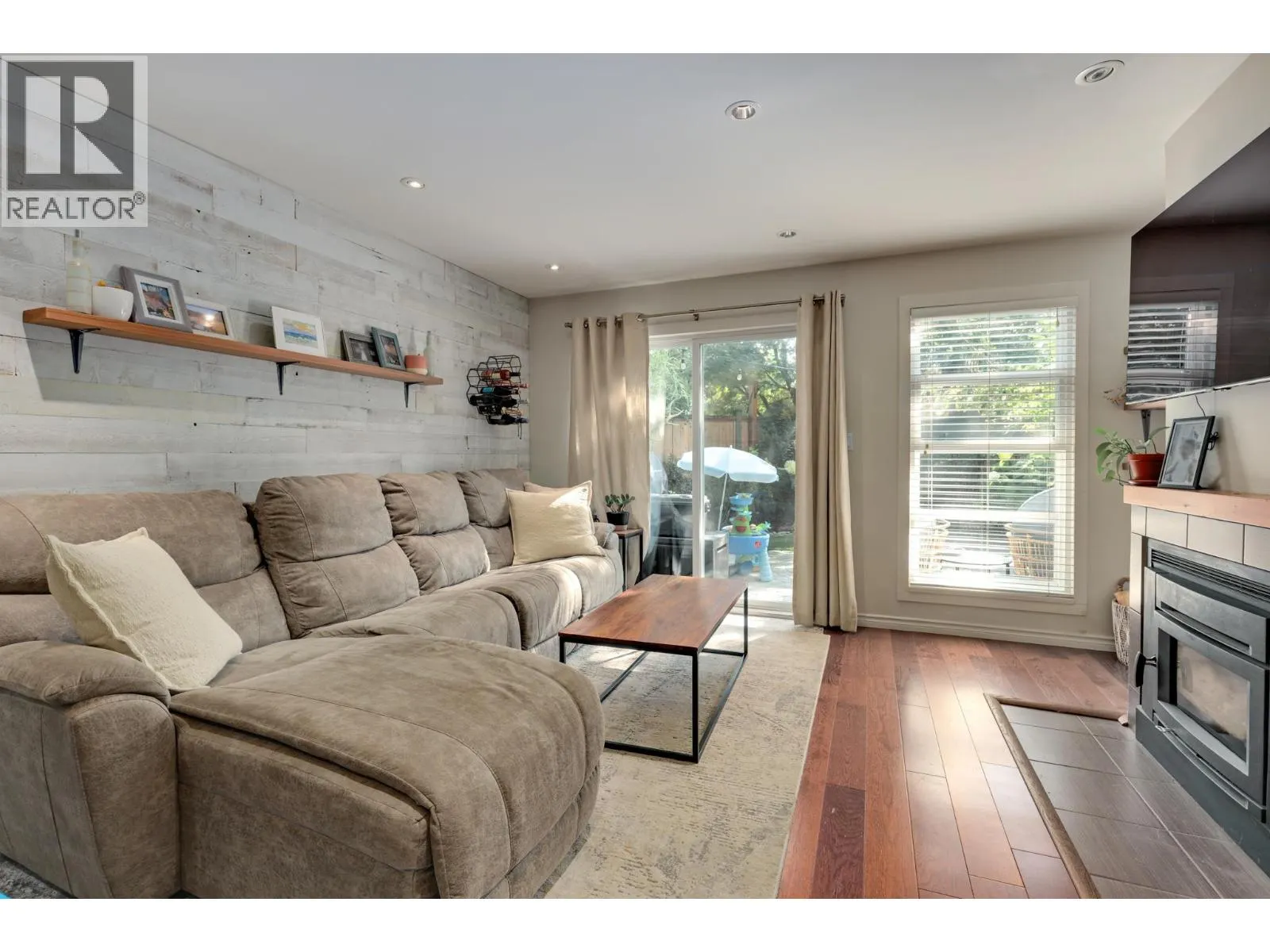 3 900 W 17TH STREET