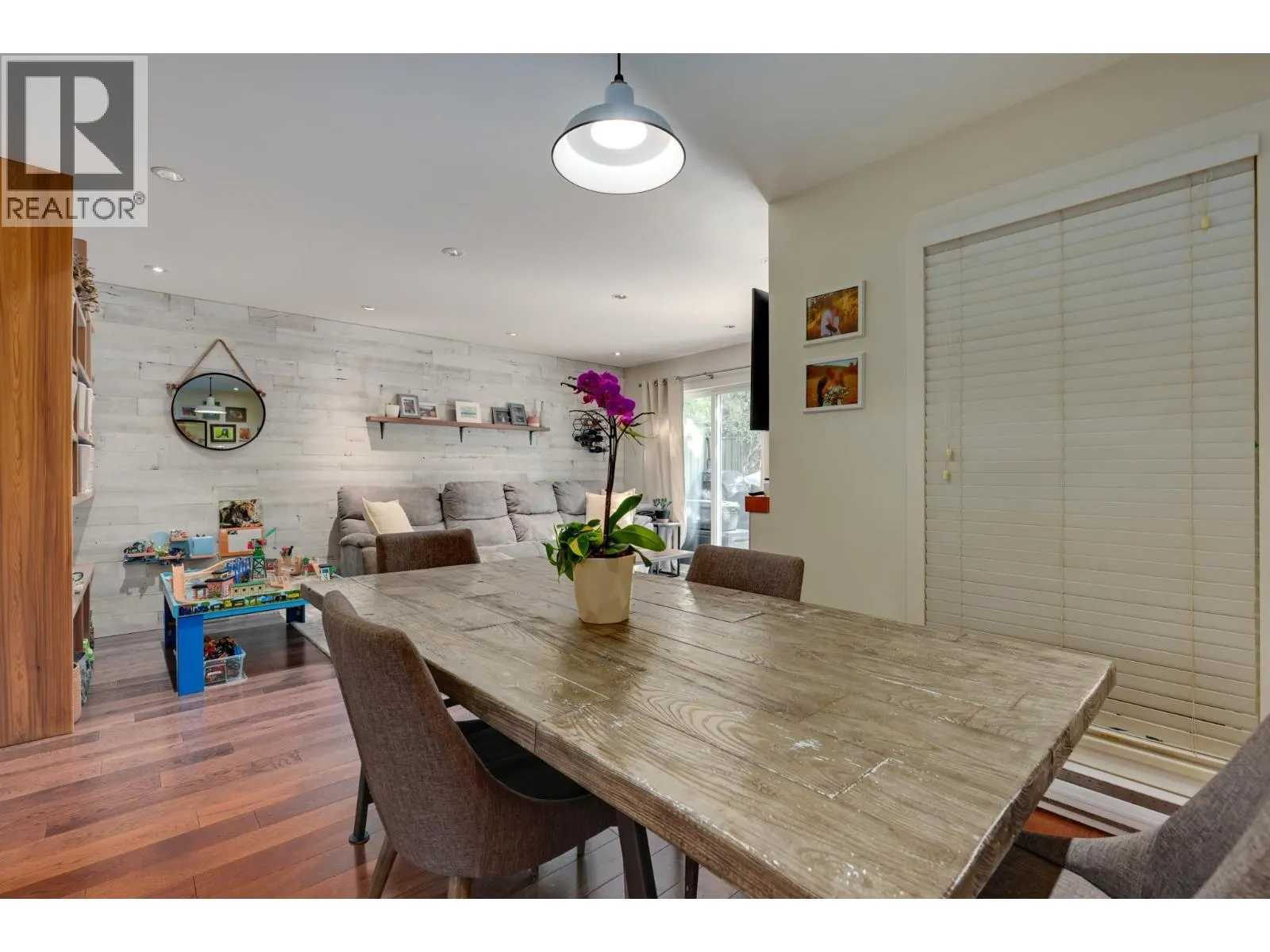 3 900 W 17TH STREET