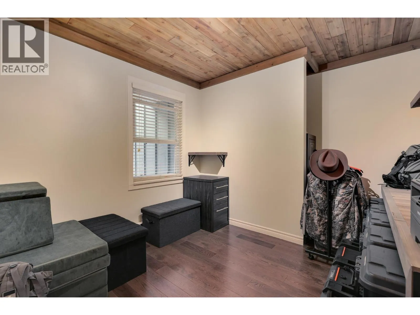 3 900 W 17TH STREET