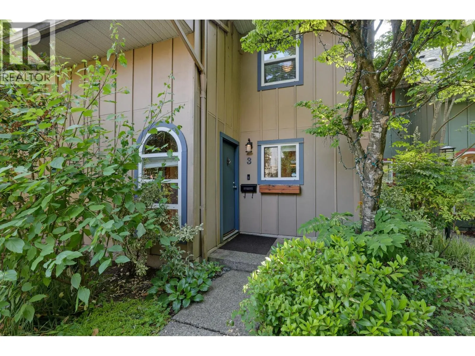 3 900 W 17TH STREET