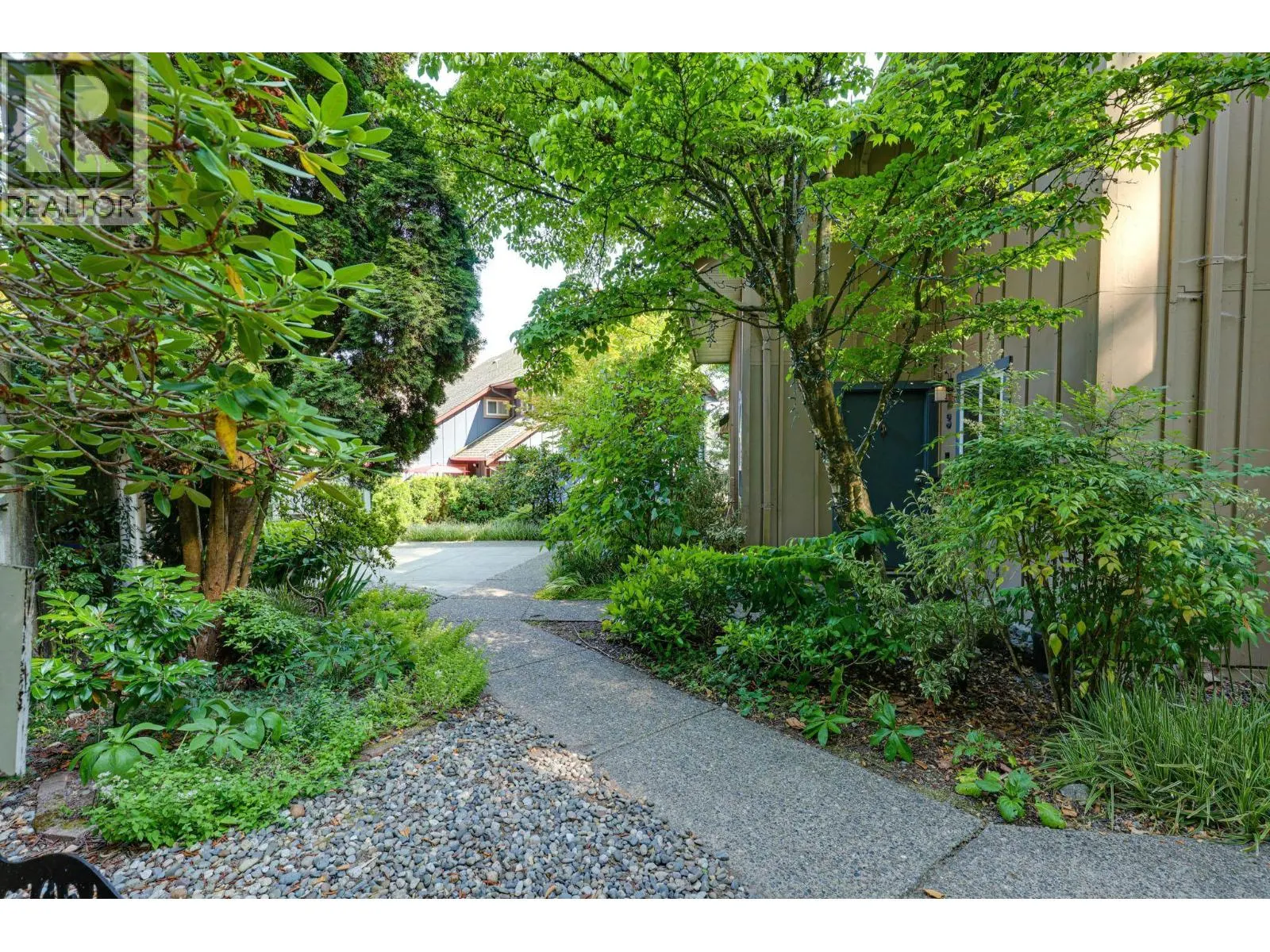 3 900 W 17TH STREET