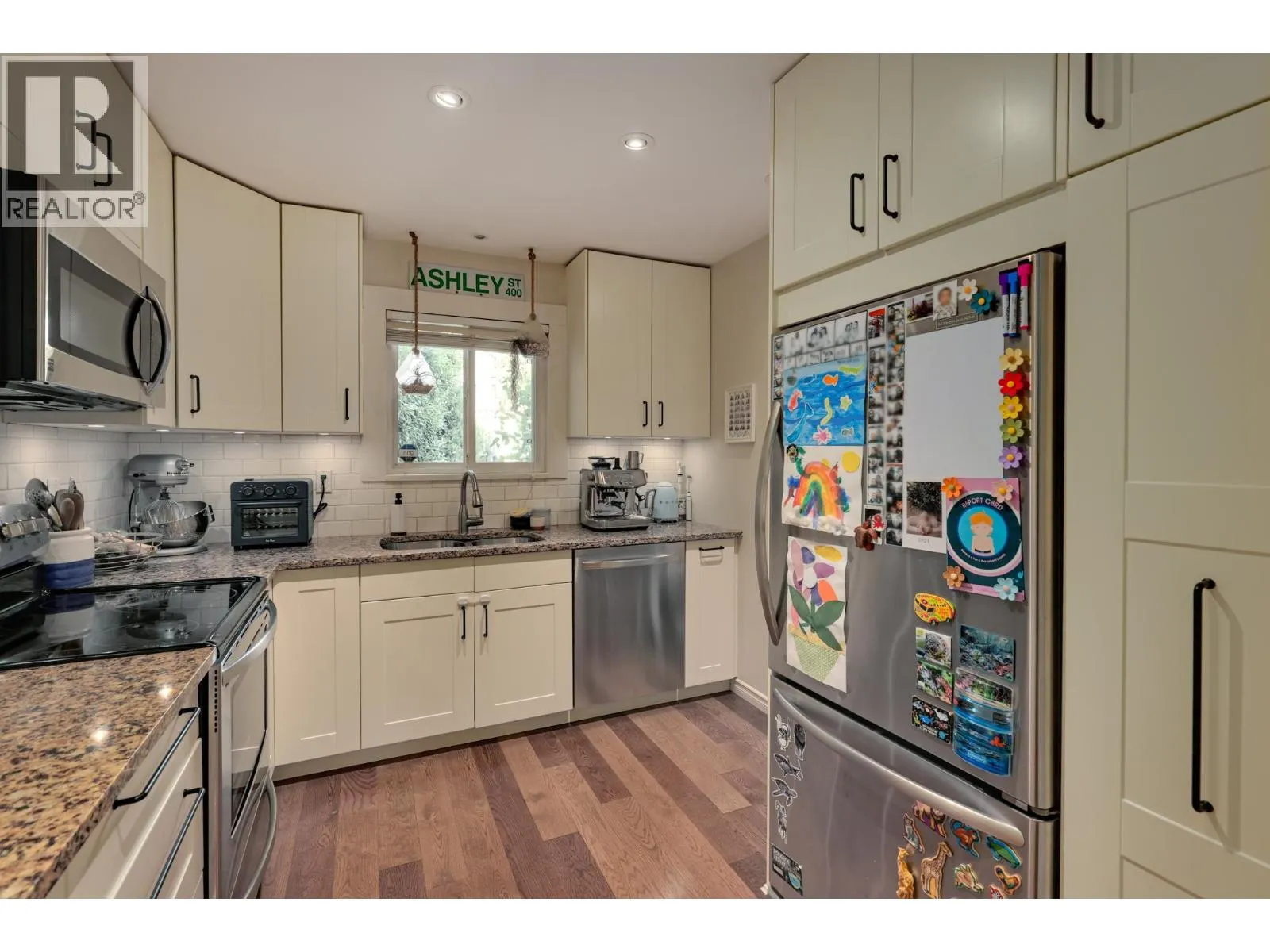 3 900 W 17TH STREET