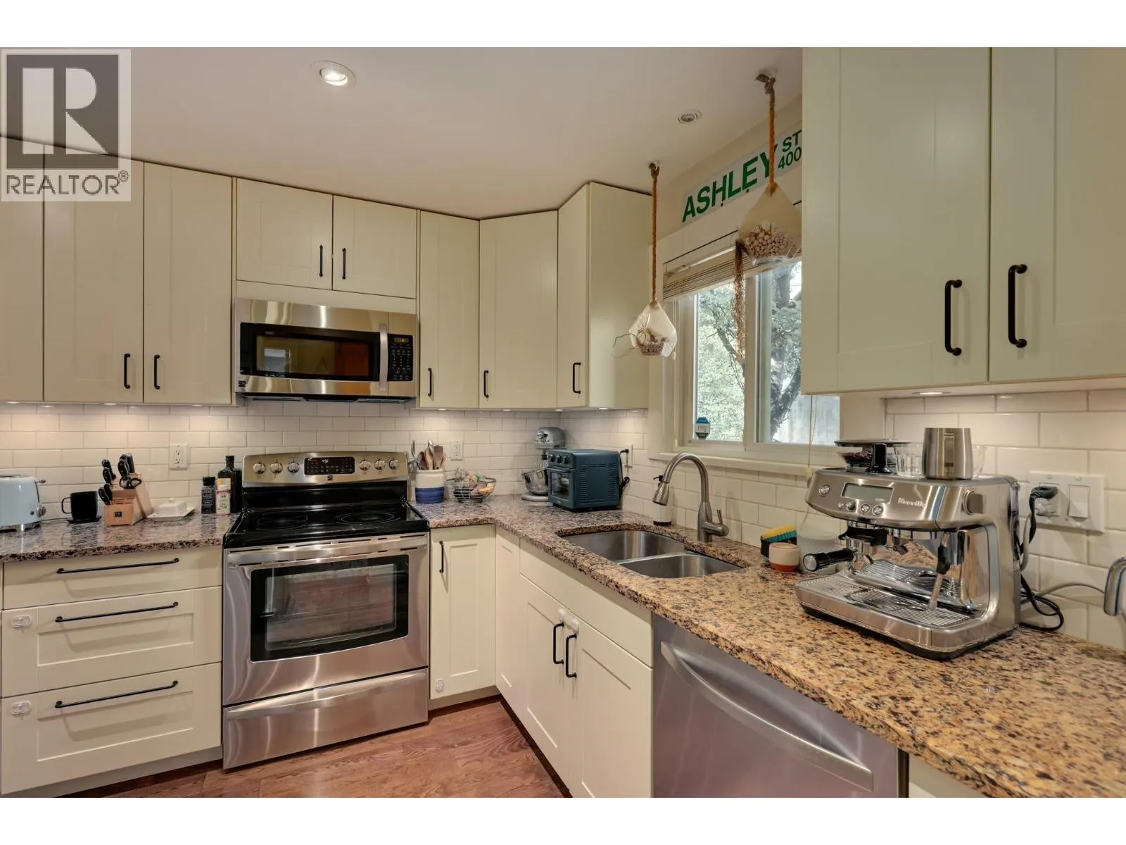 3 900 W 17TH STREET