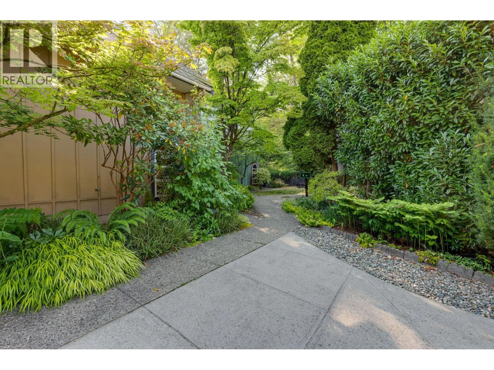 3 900 W 17TH STREET