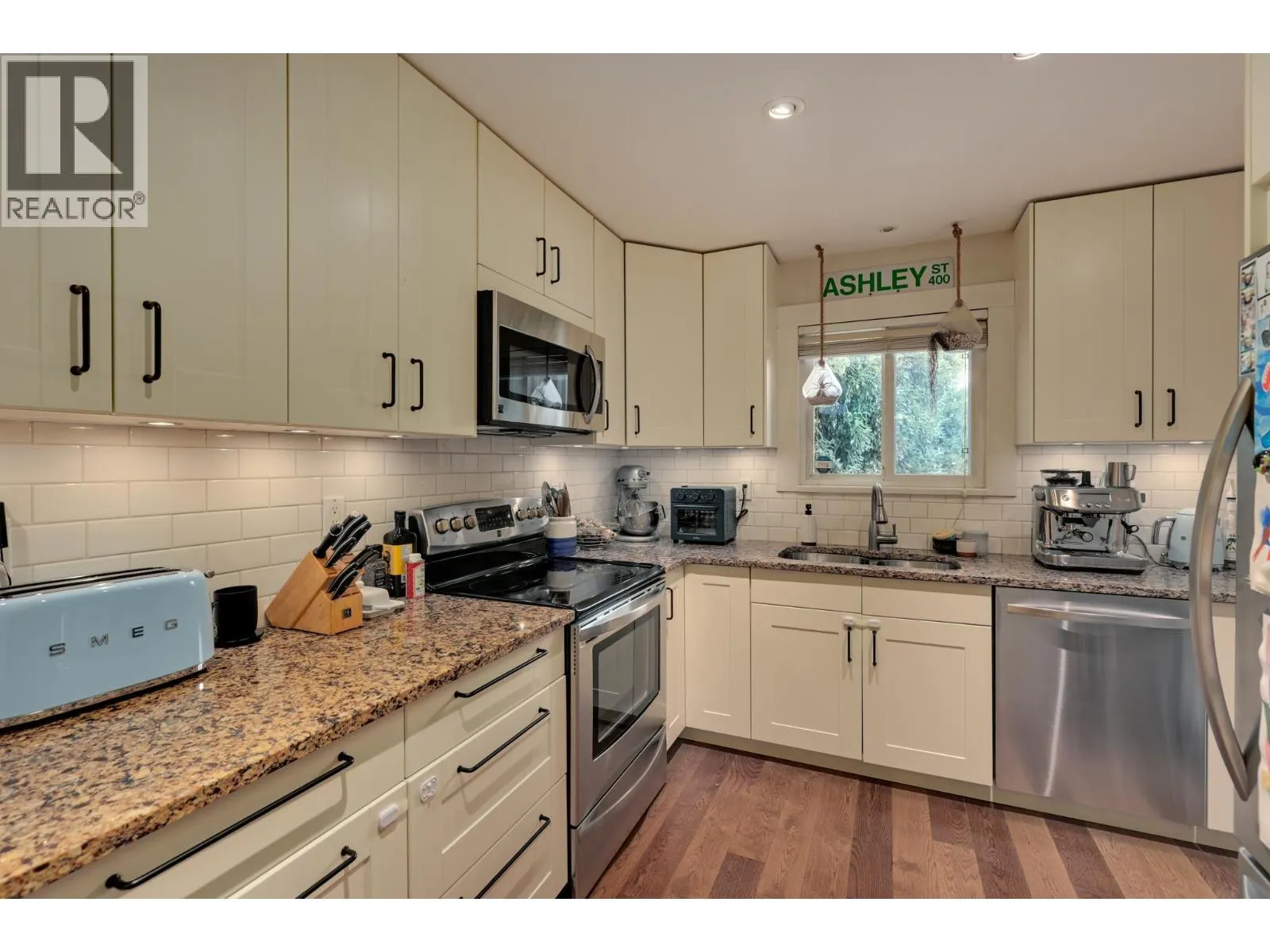 3 900 W 17TH STREET