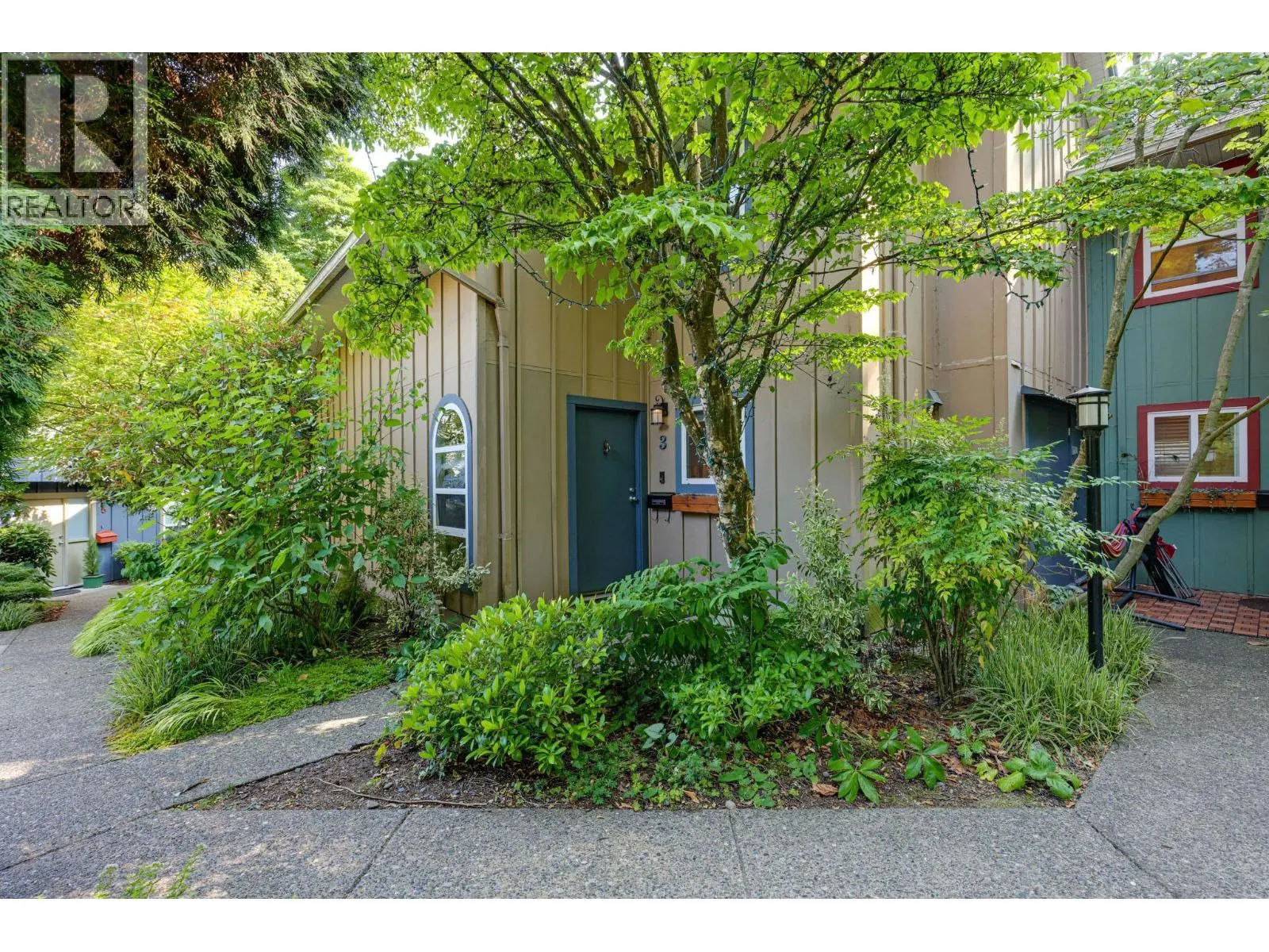 3 900 W 17TH STREET