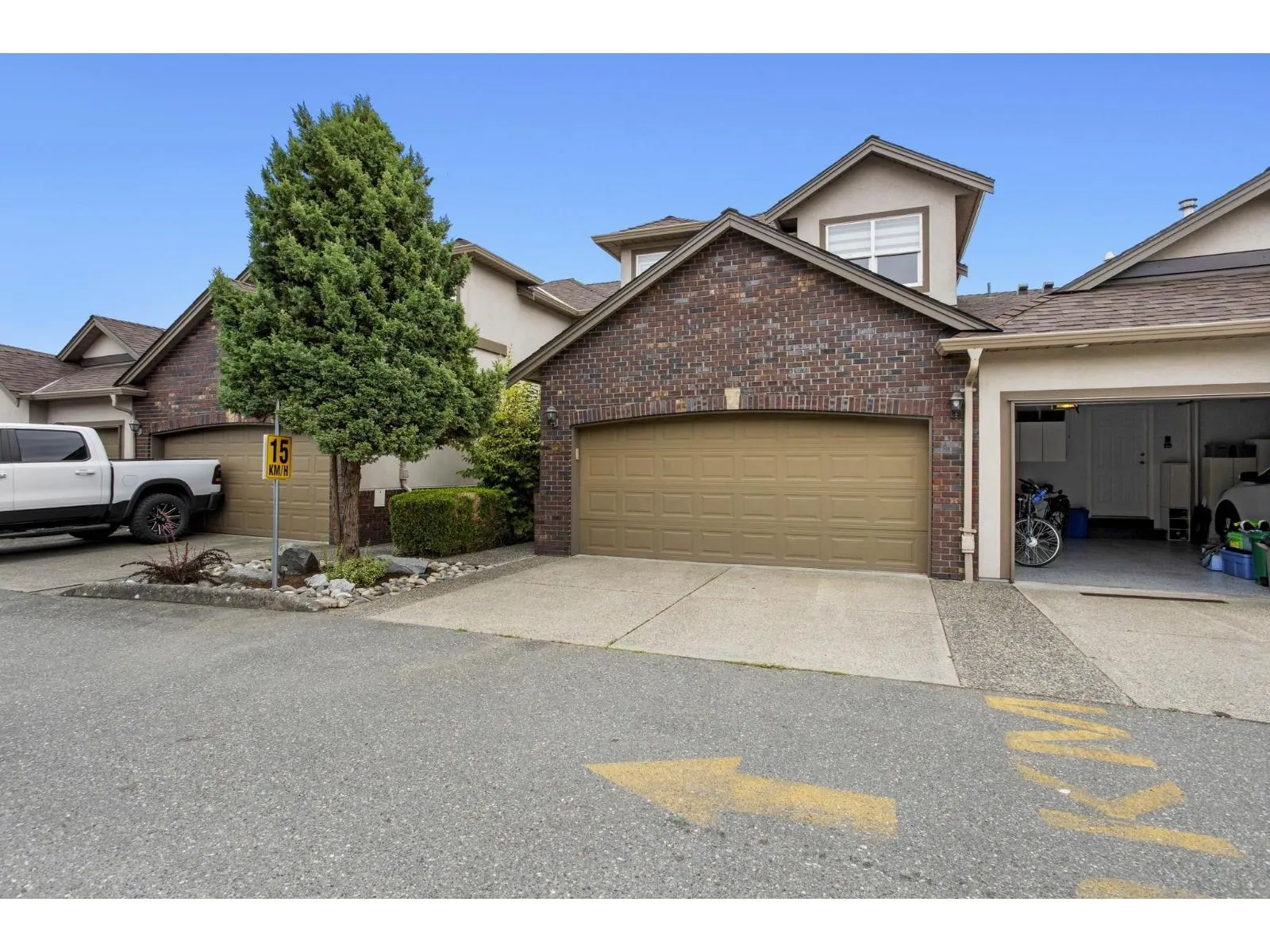 32 2525 YALE COURT