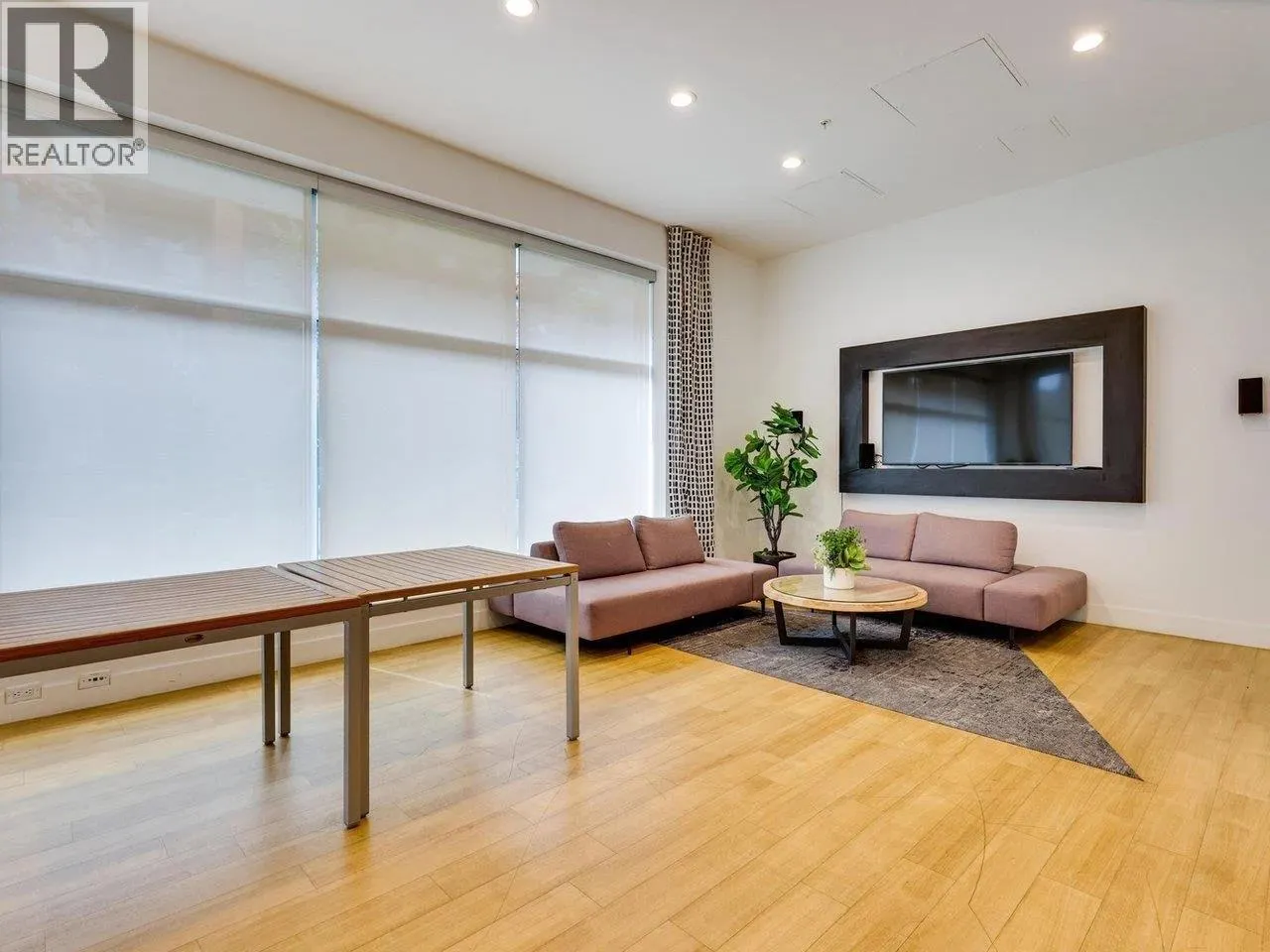 505 725 MARINE DRIVE