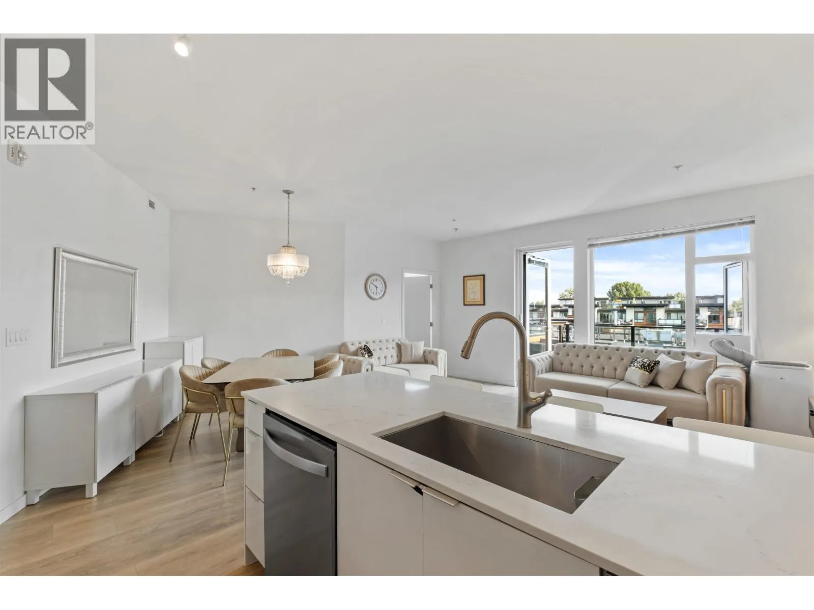 505 725 MARINE DRIVE