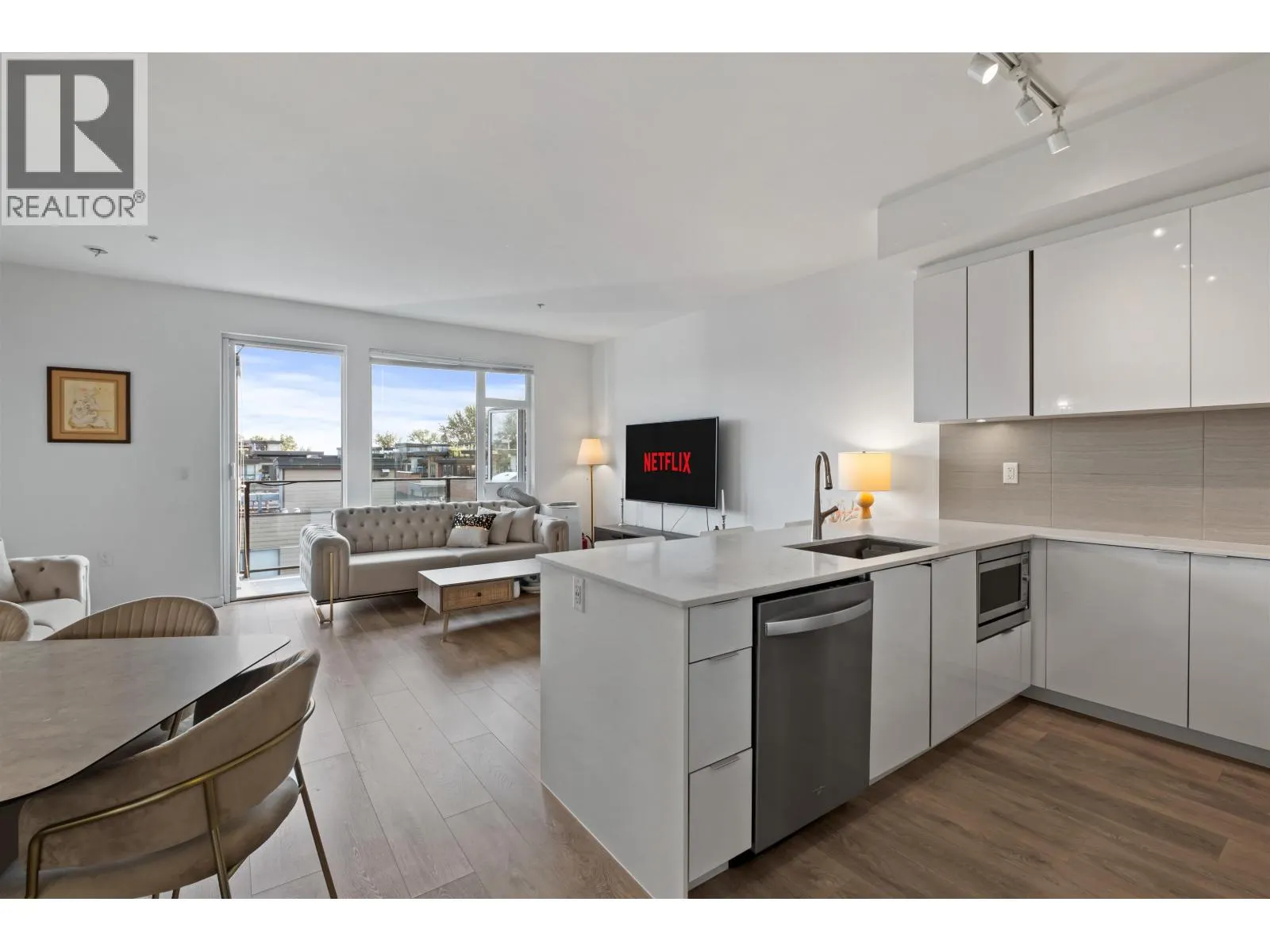 505 725 MARINE DRIVE