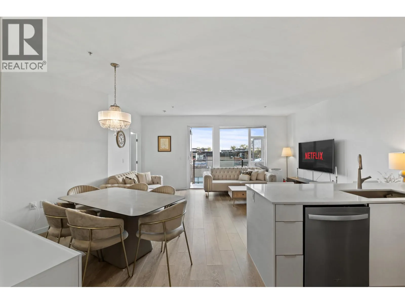 505 725 MARINE DRIVE