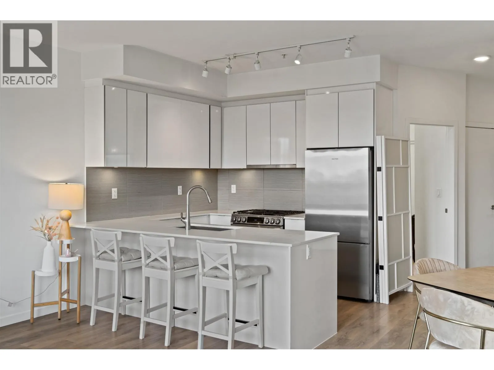 505 725 MARINE DRIVE