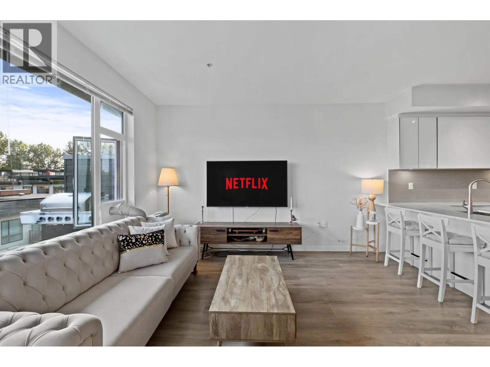 505 725 MARINE DRIVE