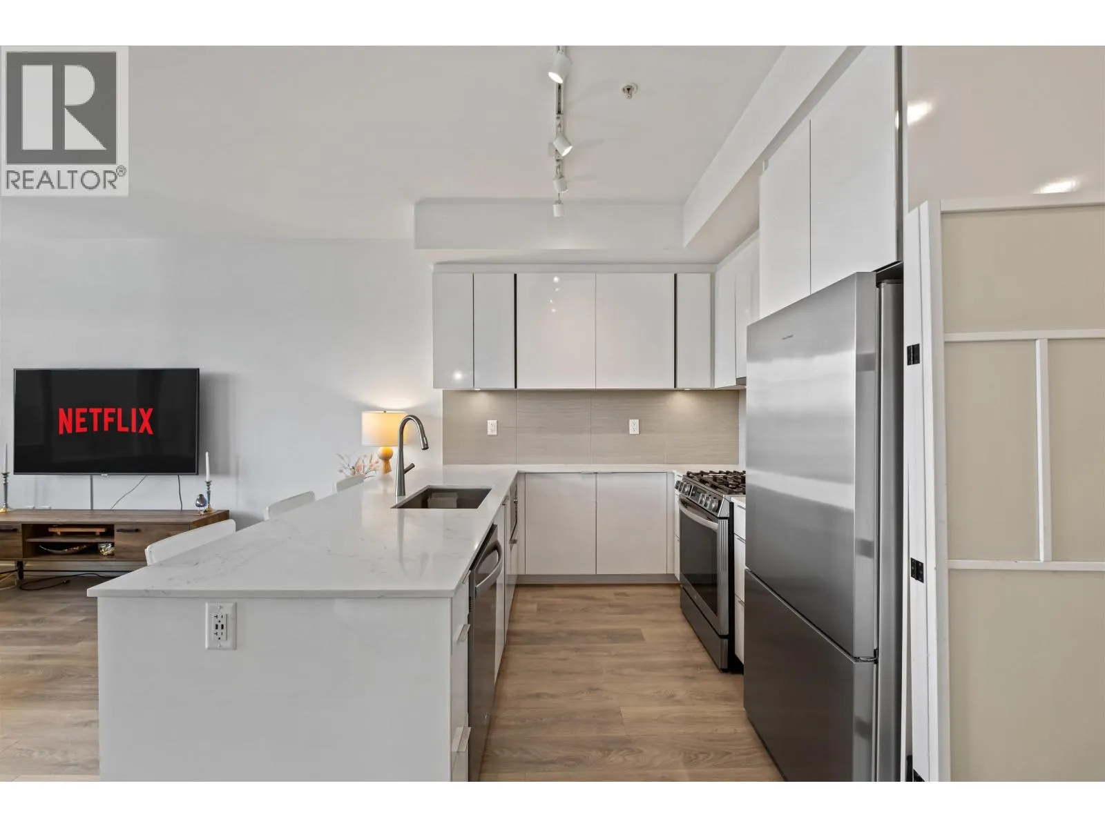 505 725 MARINE DRIVE
