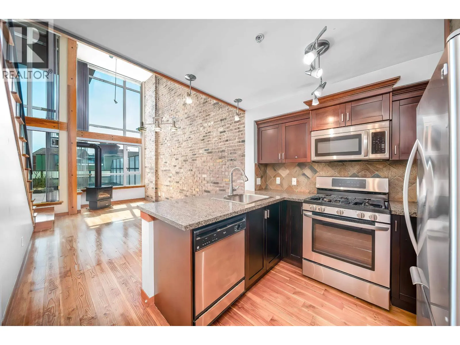 214 10 RENAISSANCE SQUARE