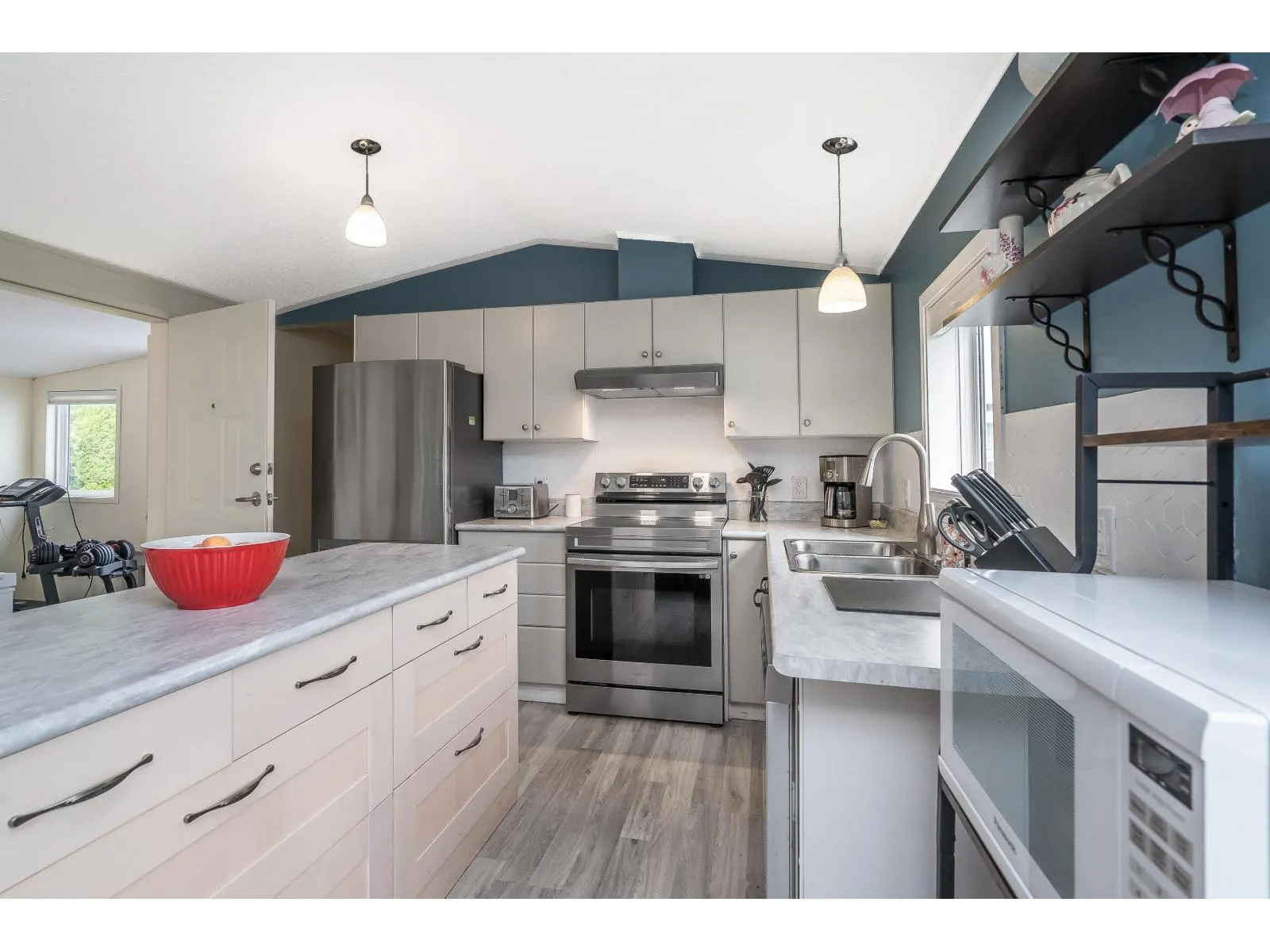 45 41168 LOUGHEED HIGHWAY
