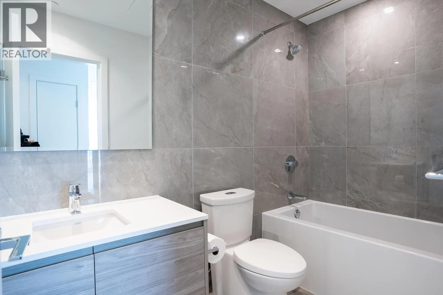 1907 680 QUAYSIDE DRIVE