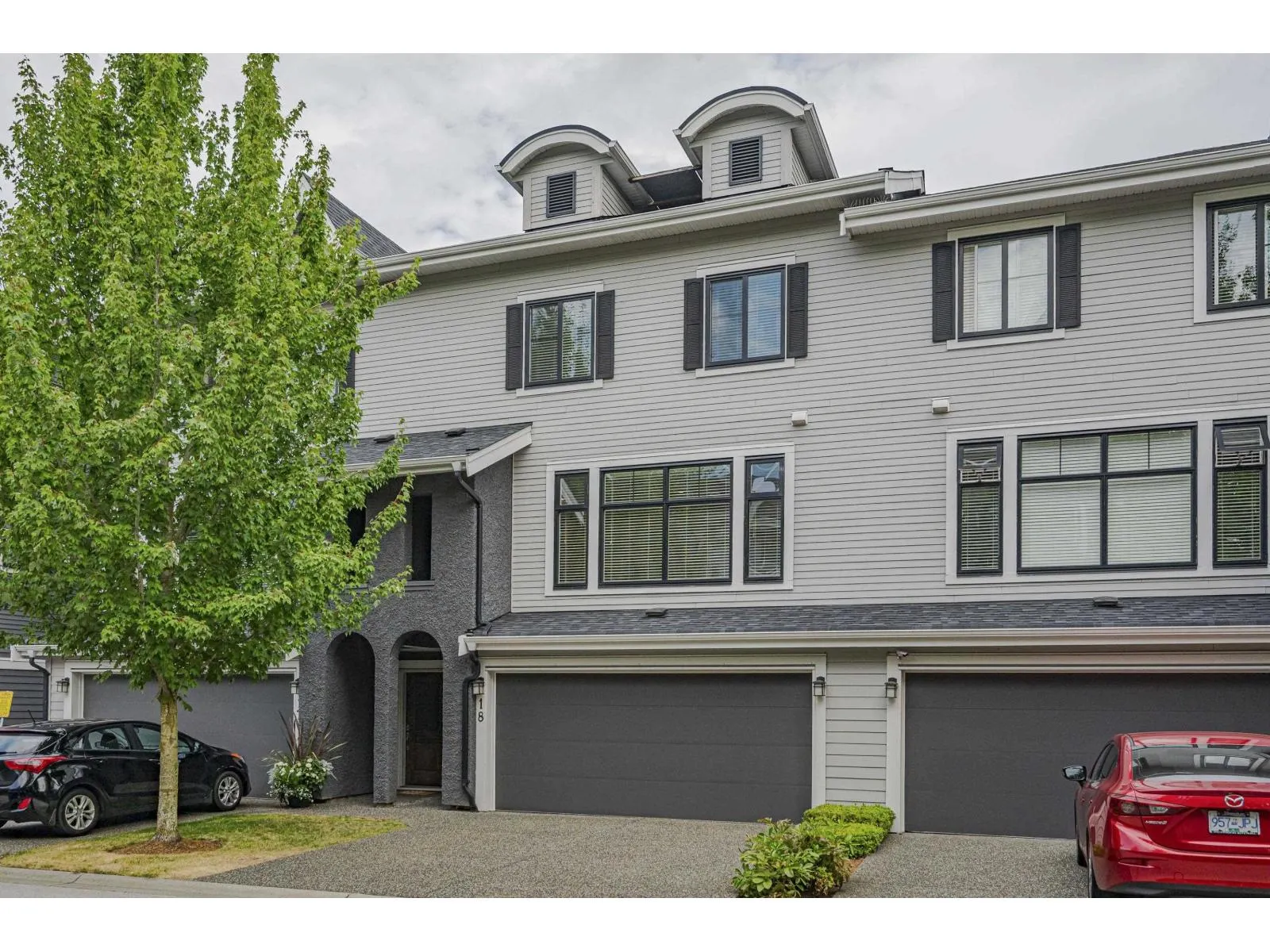 18 3303 ROSEMARY HEIGHTS CRESCENT