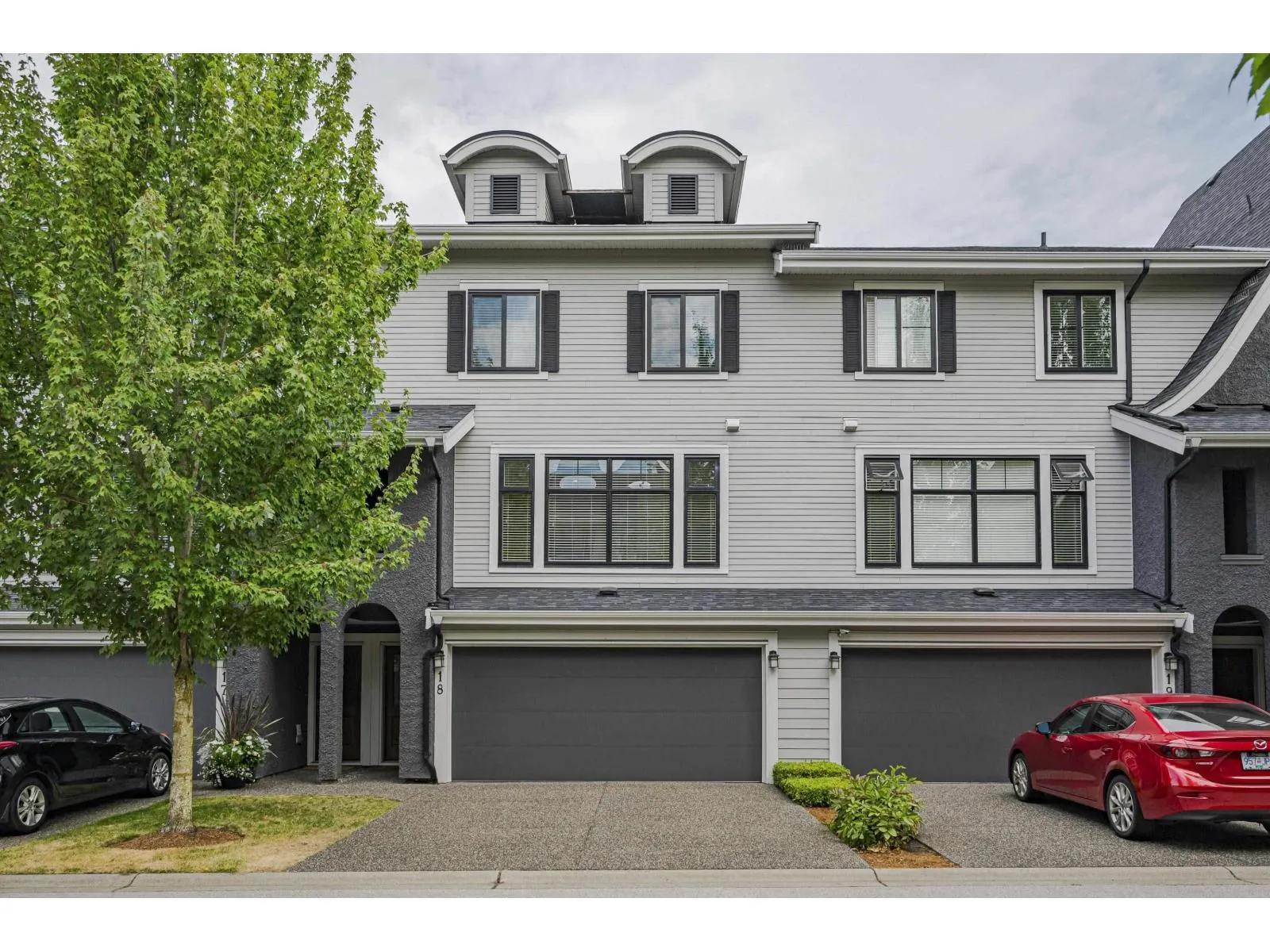 18 3303 ROSEMARY HEIGHTS CRESCENT