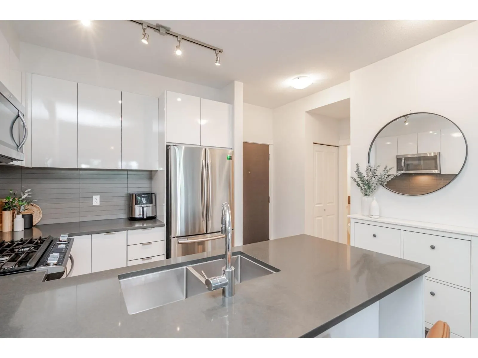 101 15137 33 AVENUE