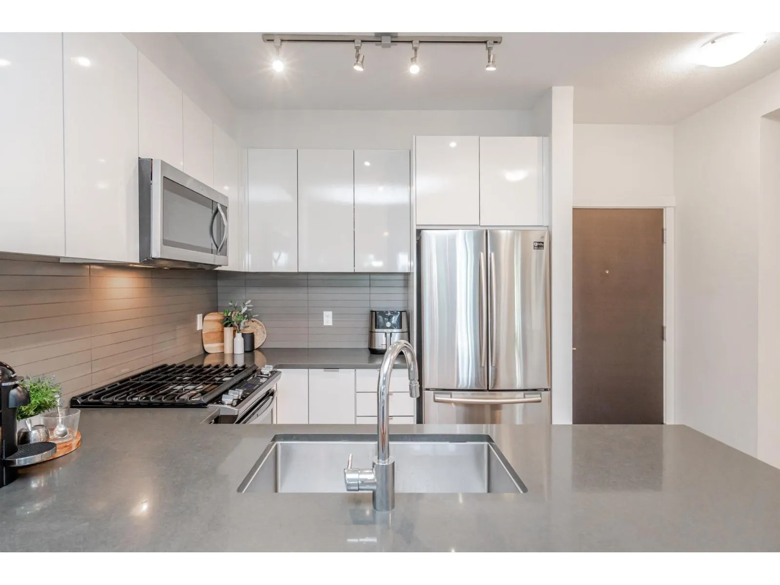 101 15137 33 AVENUE