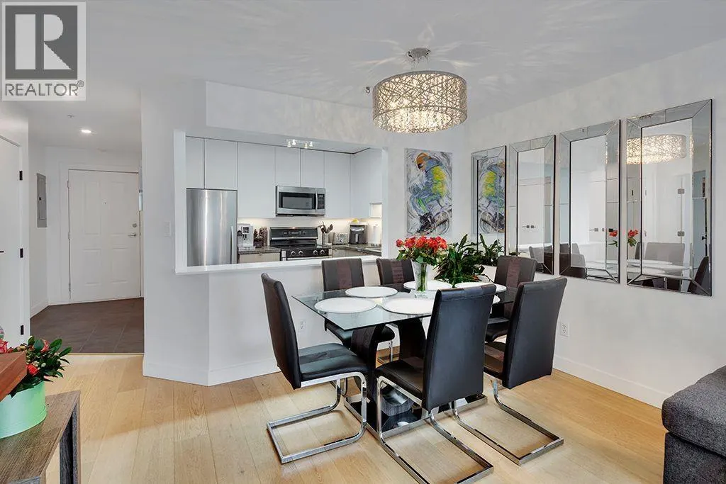 411 108 W ESPLANADE